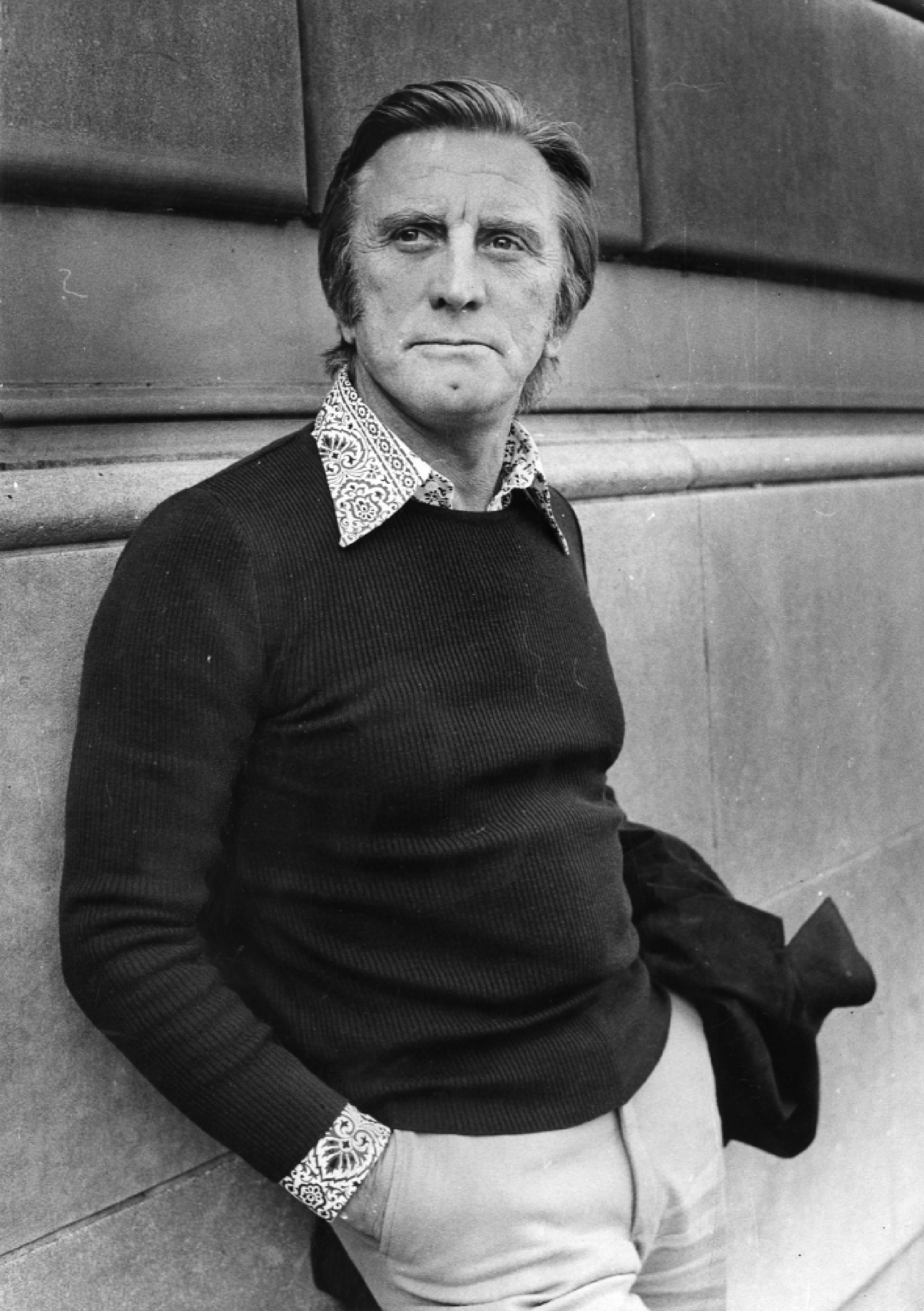 Actor Kirk Douglas poses Dec. 13, 1976, in Washington. MUST CREDIT: Washington Post photo by Craig Herndon