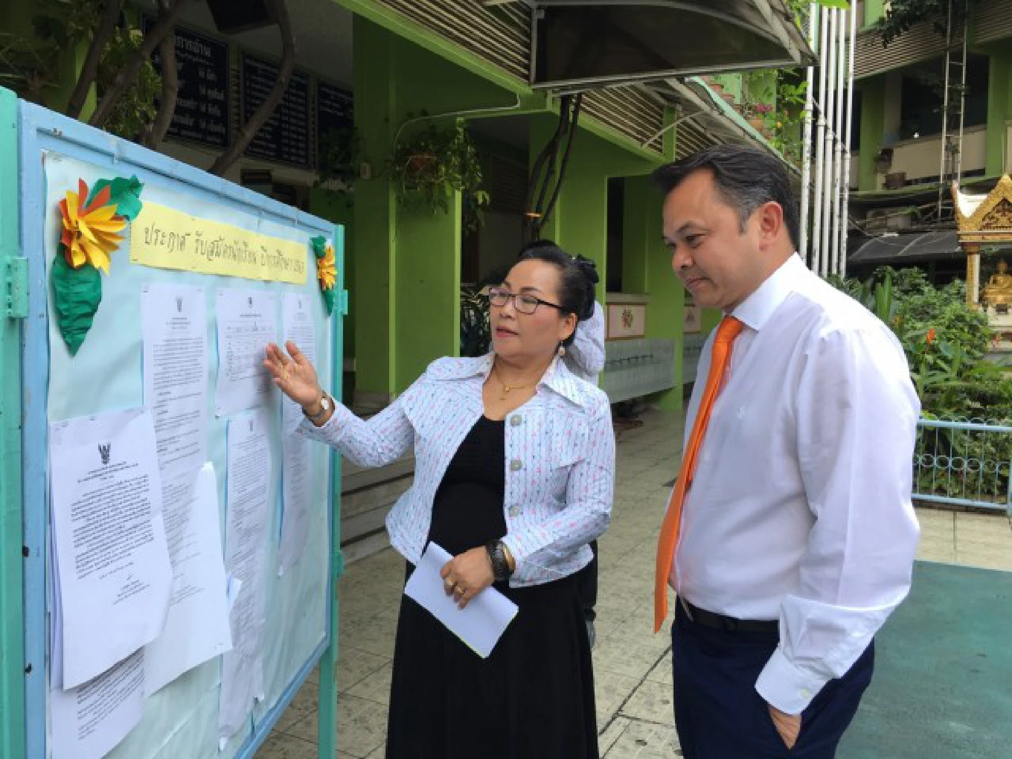 Education Minister checks Bangkok junior schools for health shields