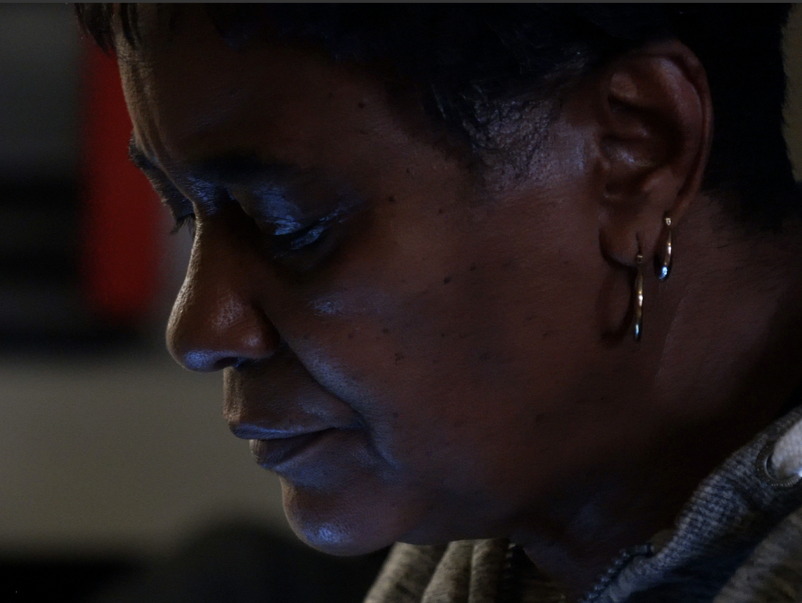 Laurette Turner looks at her cellphone as she tries to find cheap hotels around Richmond, Va. MUST CREDIT: Washington Post photo by Luis Velarde.