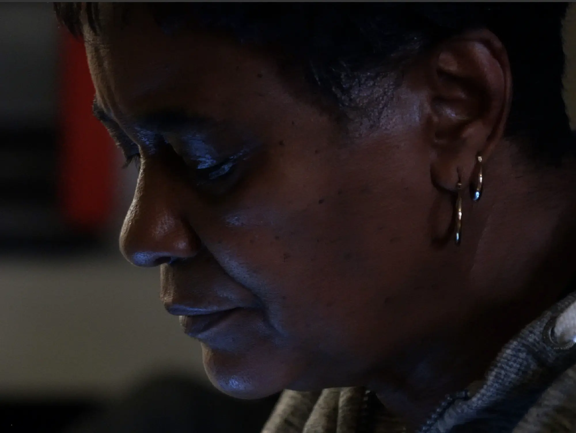 Laurette Turner looks at her cellphone as she tries to find cheap hotels around Richmond, Va. MUST CREDIT: Washington Post photo by Luis Velarde.