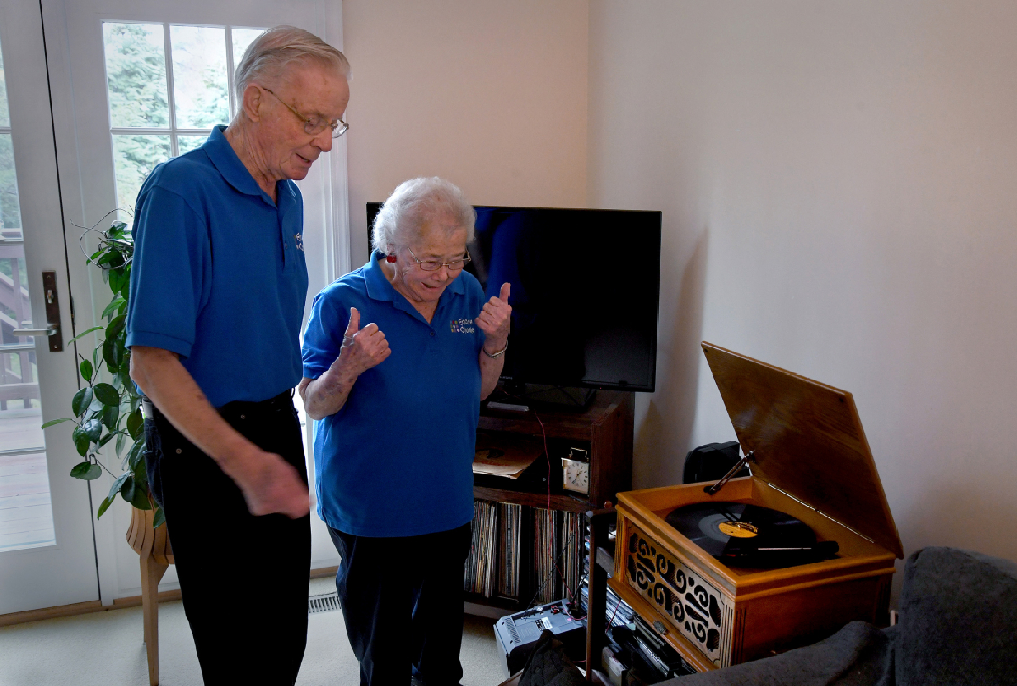 Dean and Dorothy Hearn listen to a record of a performance they did together in Boise, Idaho, in 1952. Washington Post photo by Michael S. Williamson