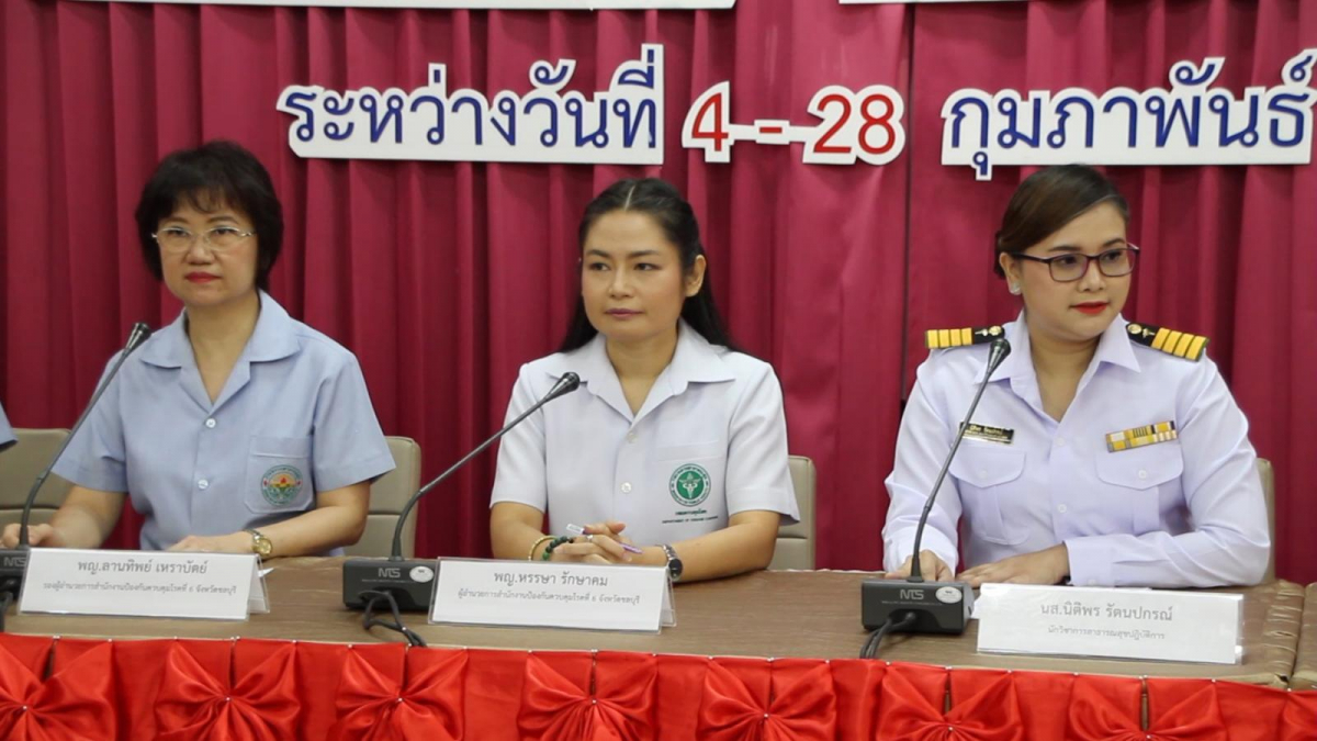 Dr Hansa Raksakhom, centre