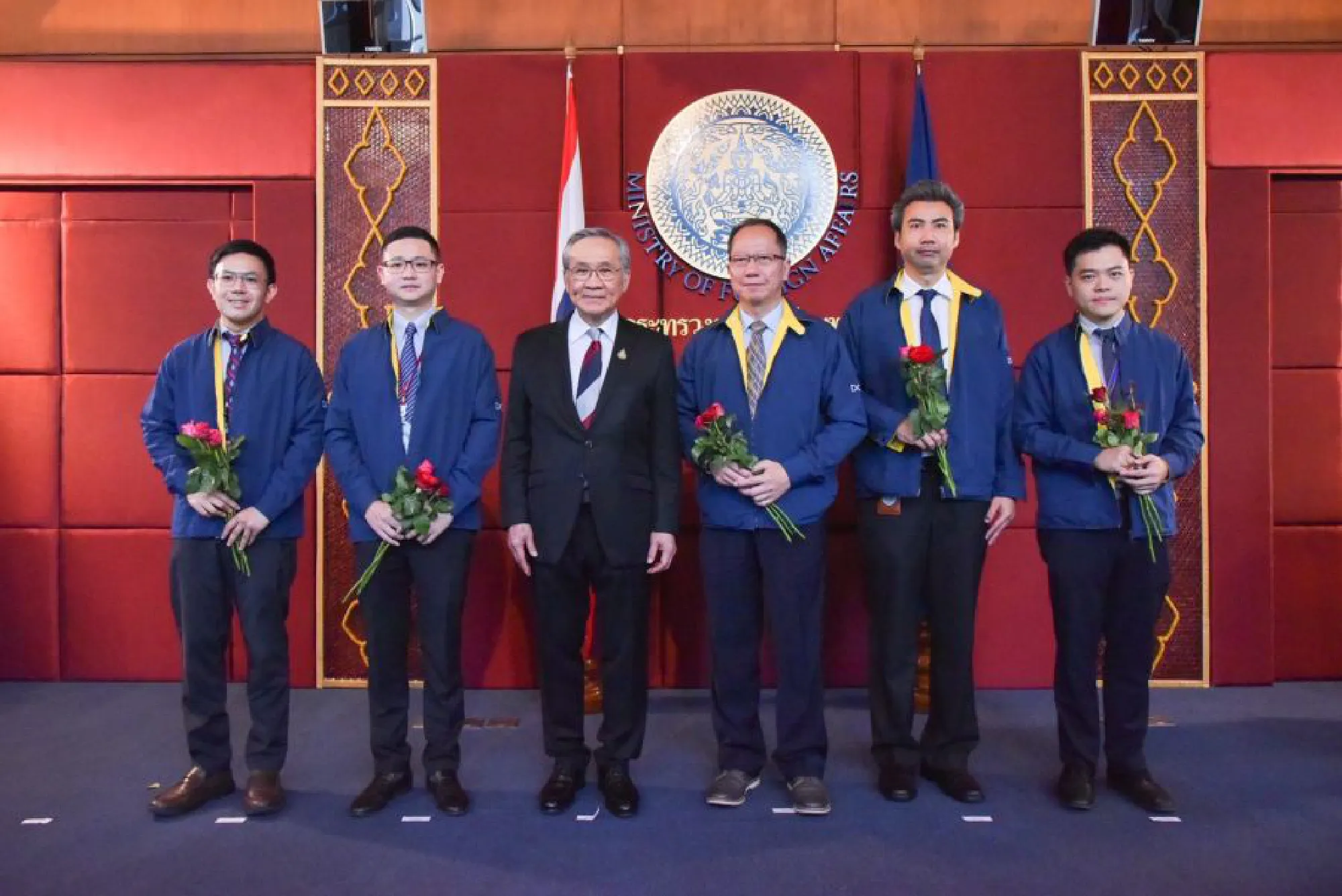 Officials, airline crew who brought home Thais honoured