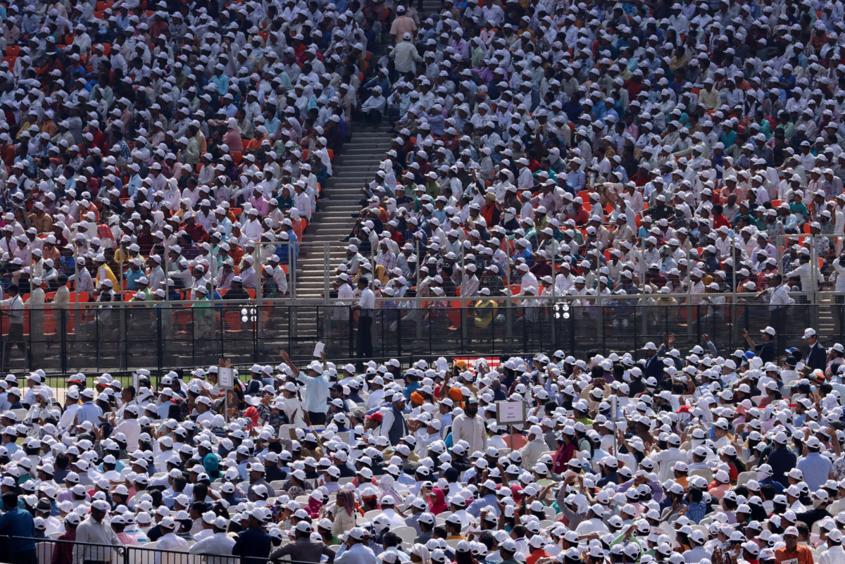 President Donald Trump and the First Lady Melania Trump aong with the Indian Prime Minister Narendra Modi during The audience wore white 'Trump' baseball caps during the Photo by: T. Narayan — Bloomberg
