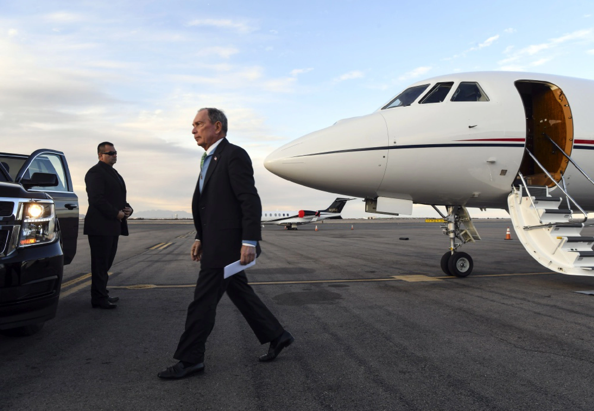 Mike Bloomberg heads to his waiting car after landing in El Paso, Texas. MUST CREDIT: Washington Post photo by Toni L. Sandys