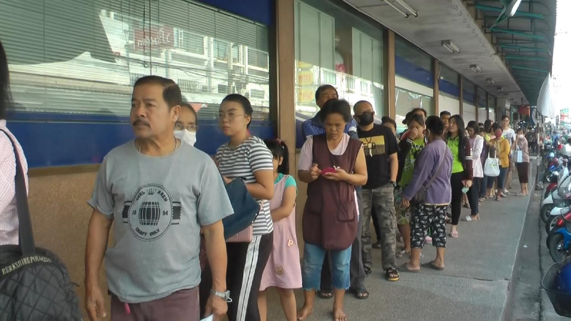Face masks fly off the shelves in Phichit