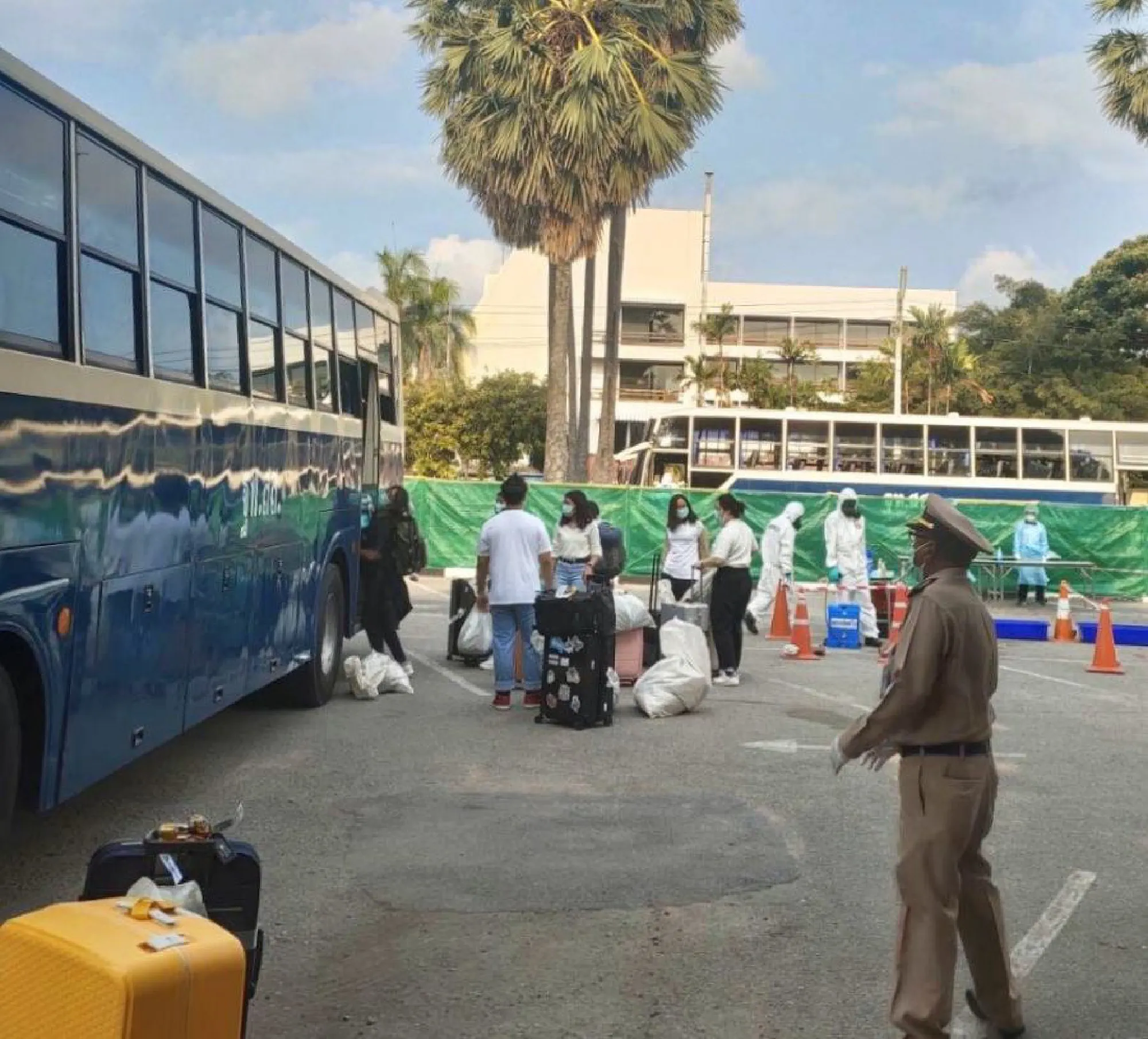 Thai students return from Italy