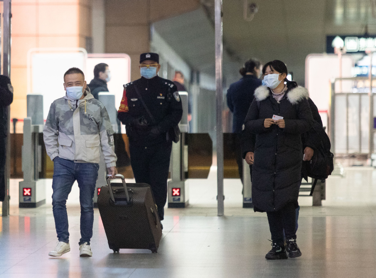 Passengers arrive at Wuchang Railway Station in Wuhan, Central China's Hubei province, after more than two months of lockdown and transportation suspension in the city, on March 28, 2020. Train K81 running from Xi'an to Guangzhou becomes the first passenger train to stop in Wuhan after the city's railway service restarted on Saturday. [Photo by Ke Hao/chinadaily.com.cn]