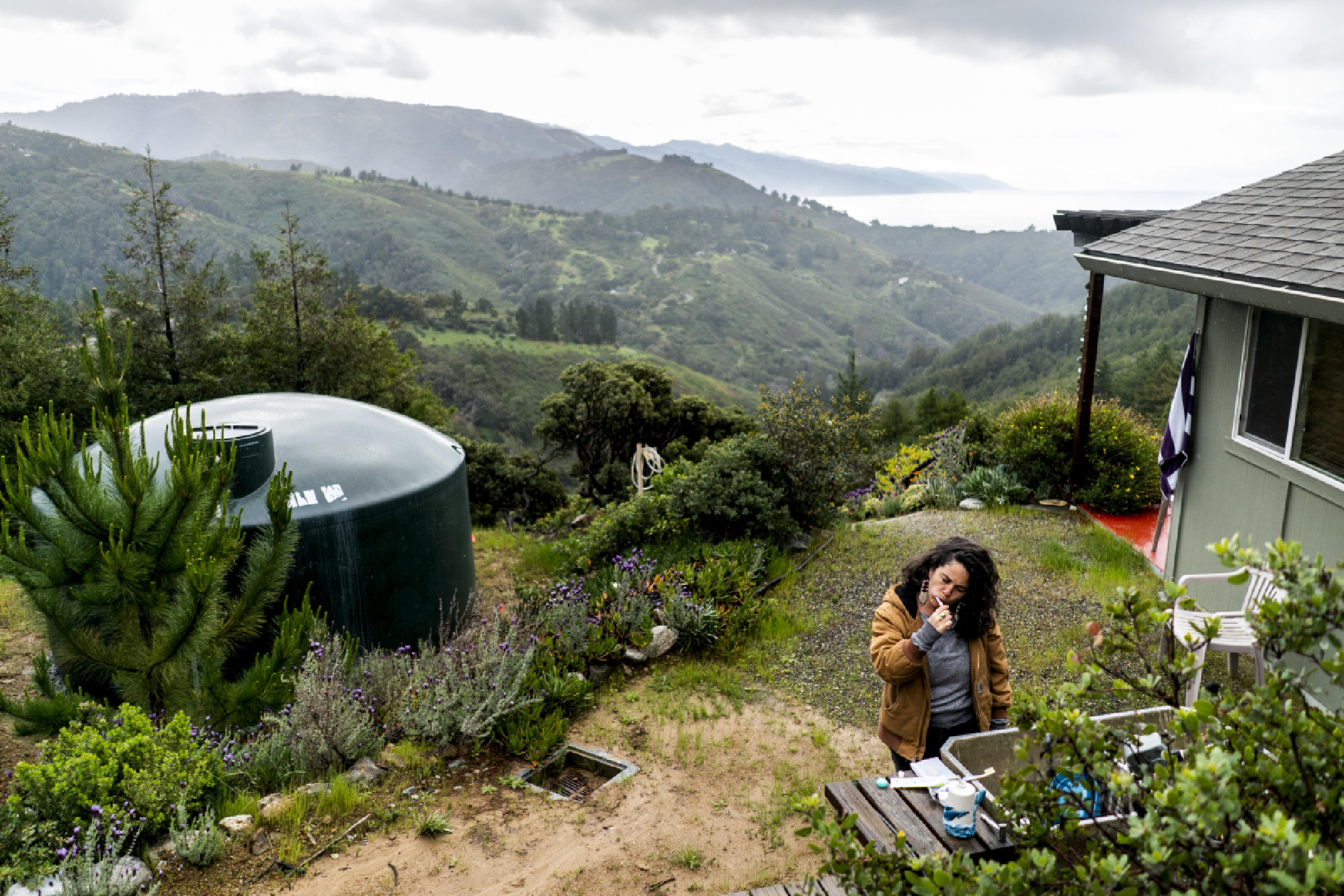 isa Pezzino brushes her teeth at her retreat in Big Sur, Calif., 140 mLiles from her city home in Oakland. MUST CREDIT: Washington Post photo by Melina Mara