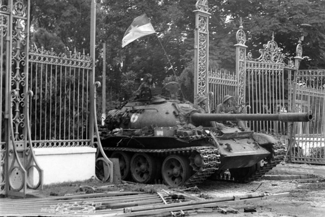 A North Vietnamese tank rolls through the gate of the Presidential Palace in Saigon, on April 30, 1975. — VNA/VNS Photo Trần Mai Hưởng