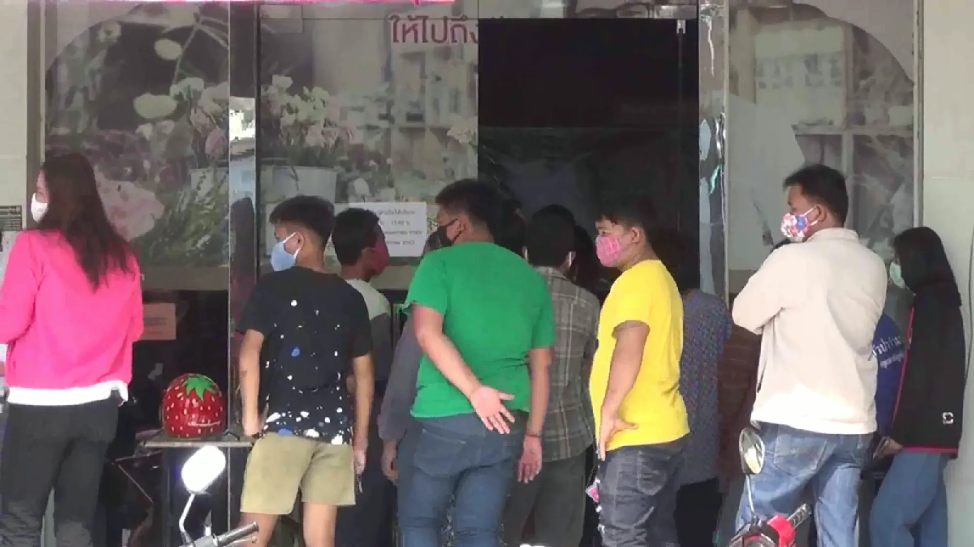 Hundreds queue up for emergency loans