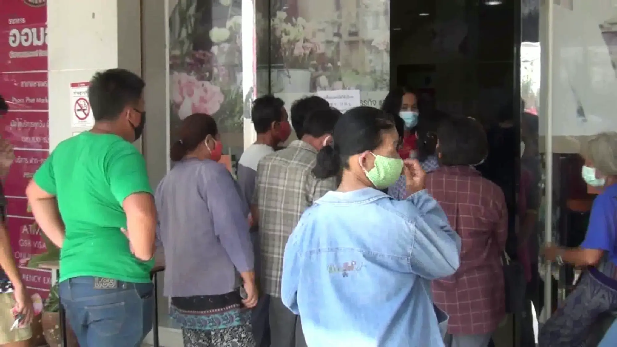 Hundreds queue up for emergency loans