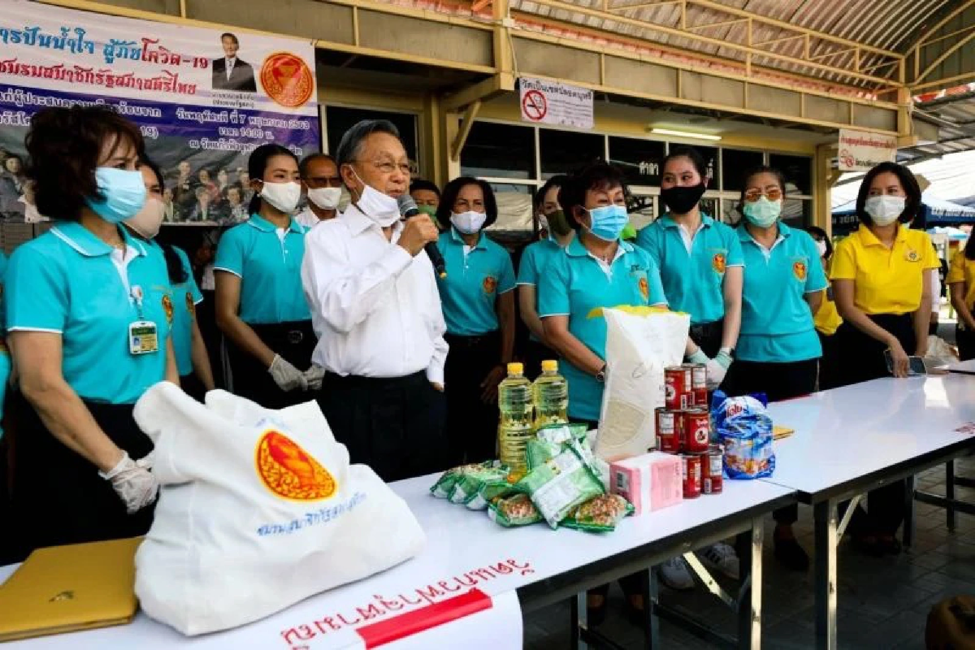 Phalang Pracharat women MPs provide aid packages to communities hit by Covid-19