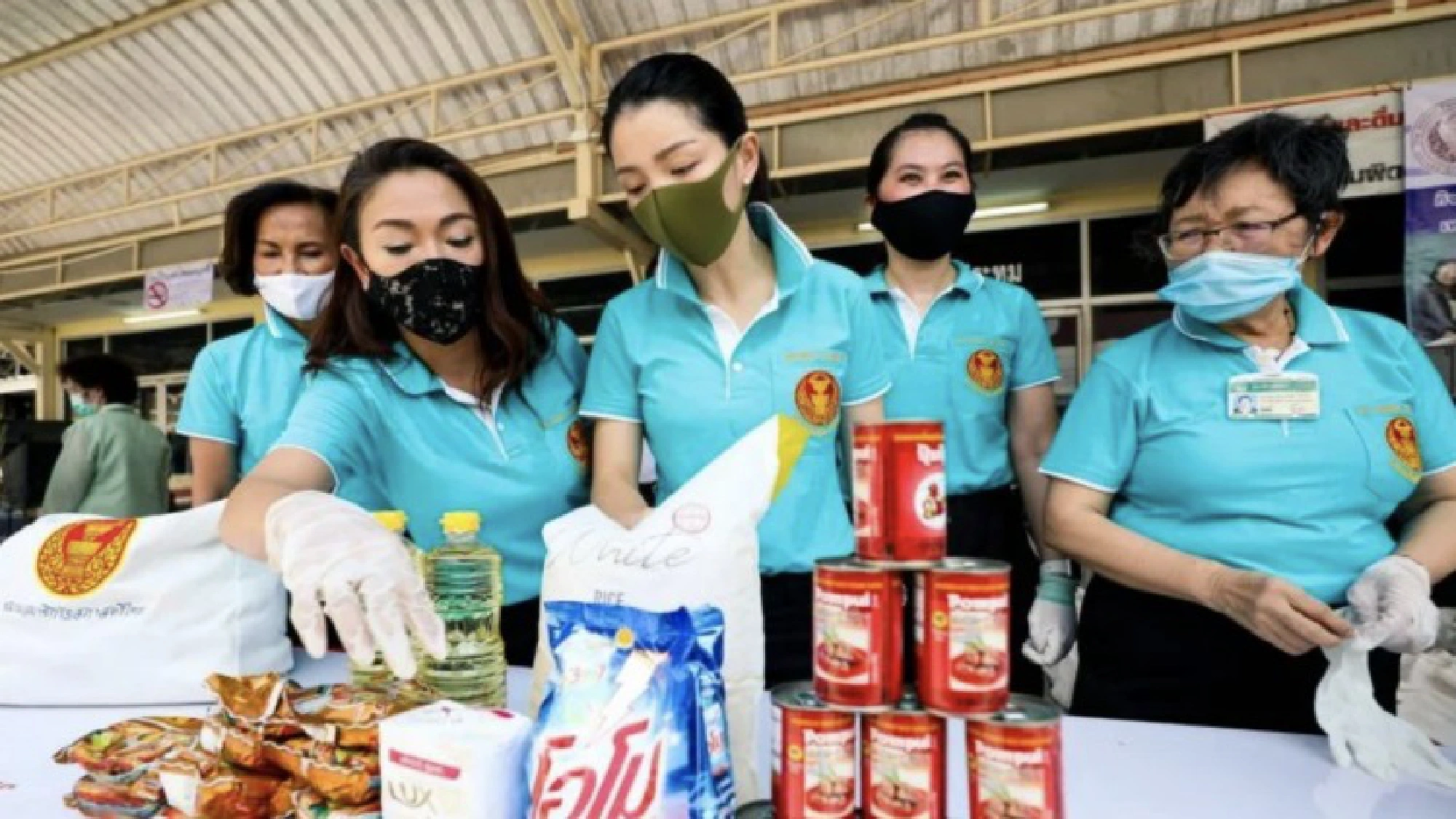 Phalang Pracharat women MPs provide aid packages to communities hit by Covid-19