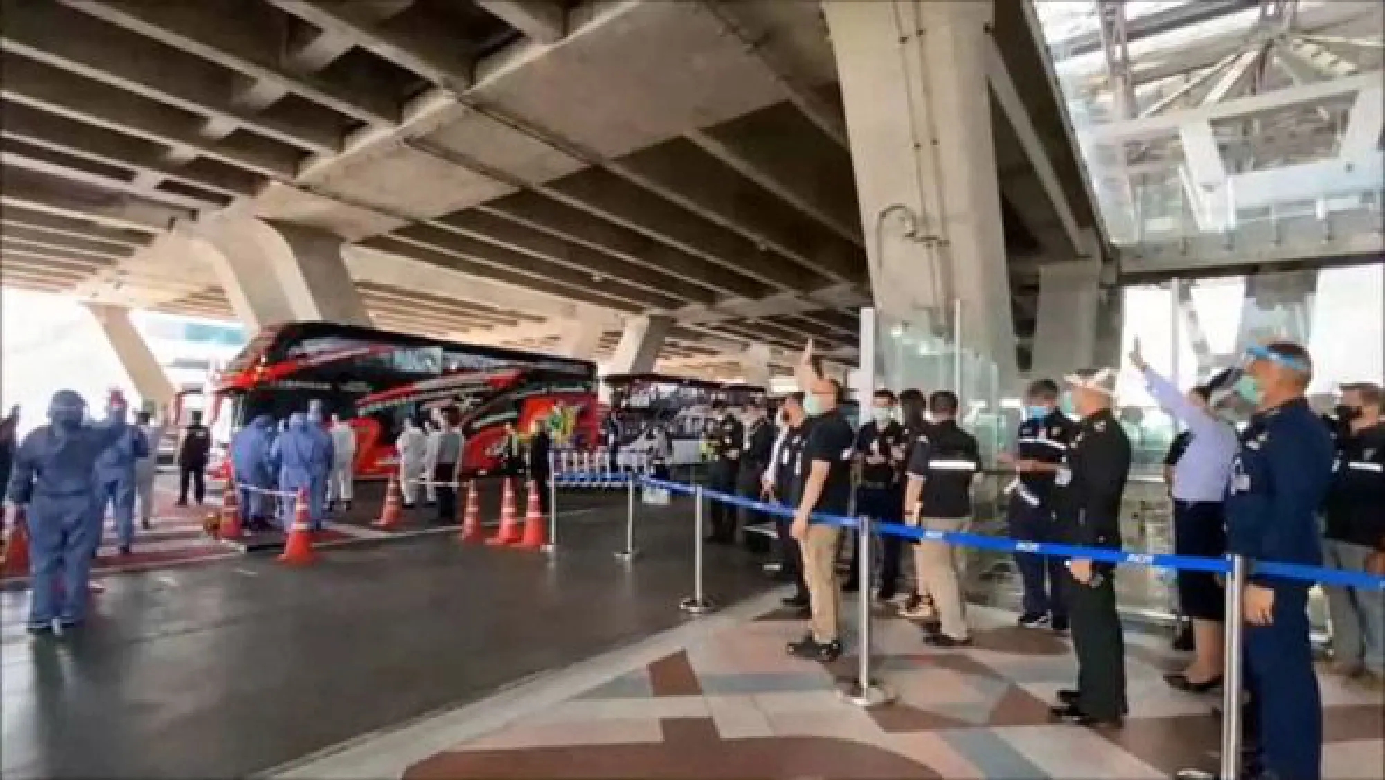 299 Thais fly home from Abu Dhabi, Cairo, two have high fever