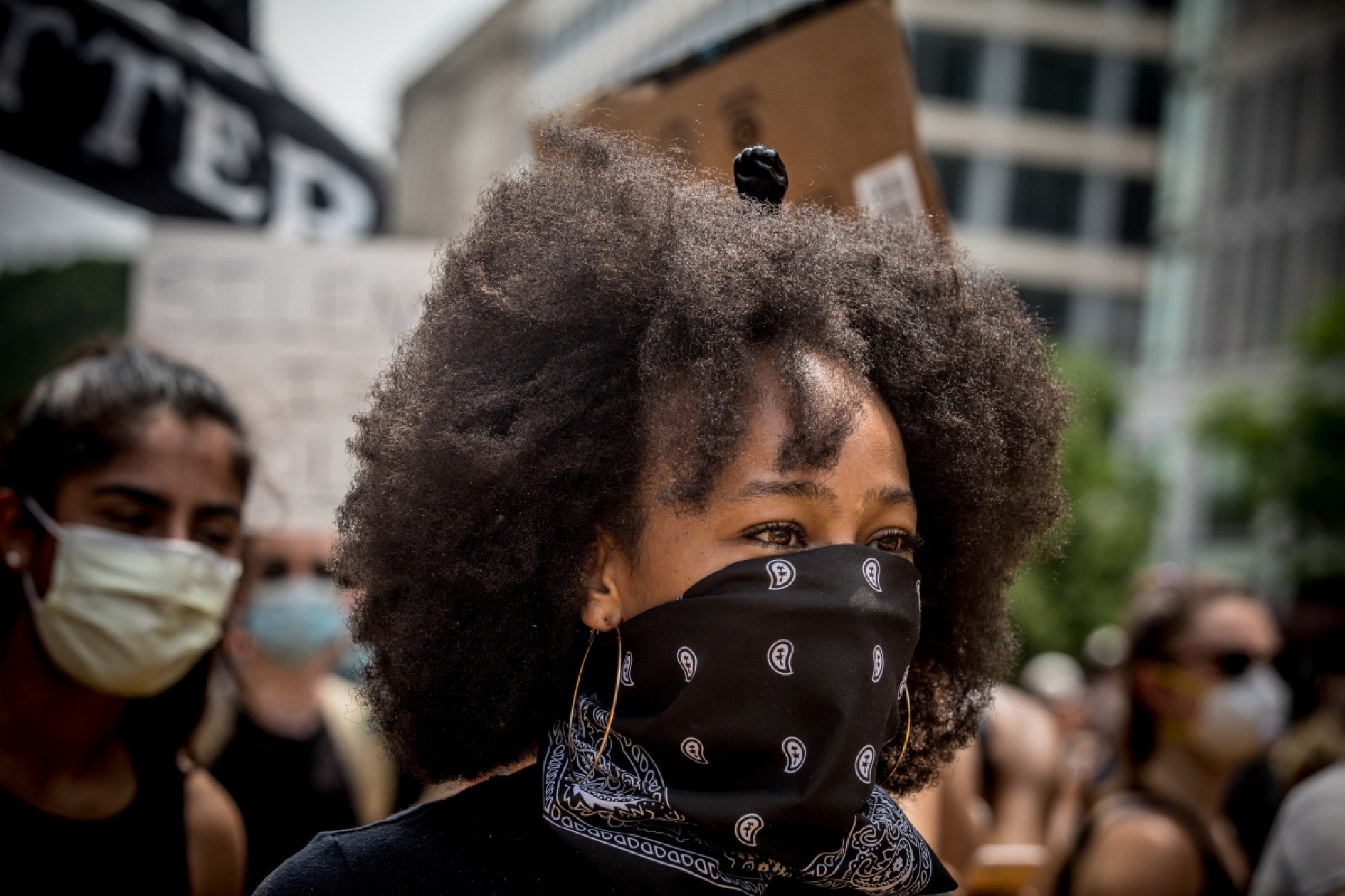 A black power hair comb is worn by a demonstrator outside of the White House in Washington, D.C., on Saturday. MUST CREDIT: Photo by Evelyn Hockstein for The Washington Post