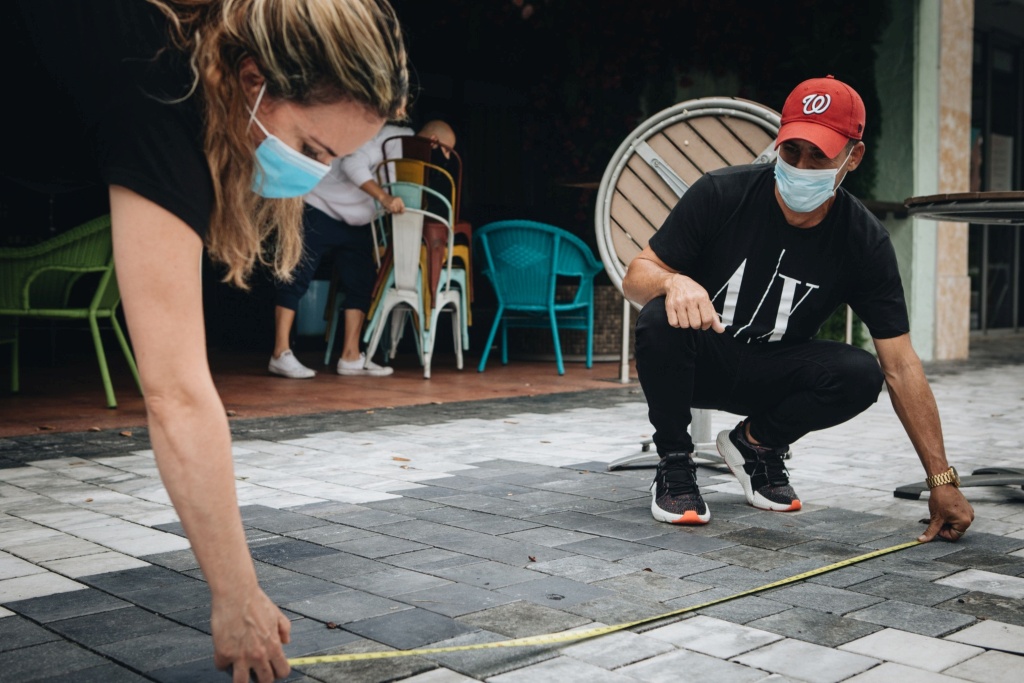 Employees set up tables at a restaurant in Coral Gables, Fla., on May 18, 2020. MUST CREDIT: Bloomberg photo by Jayme Gershen. Location: Coral Gables, United States