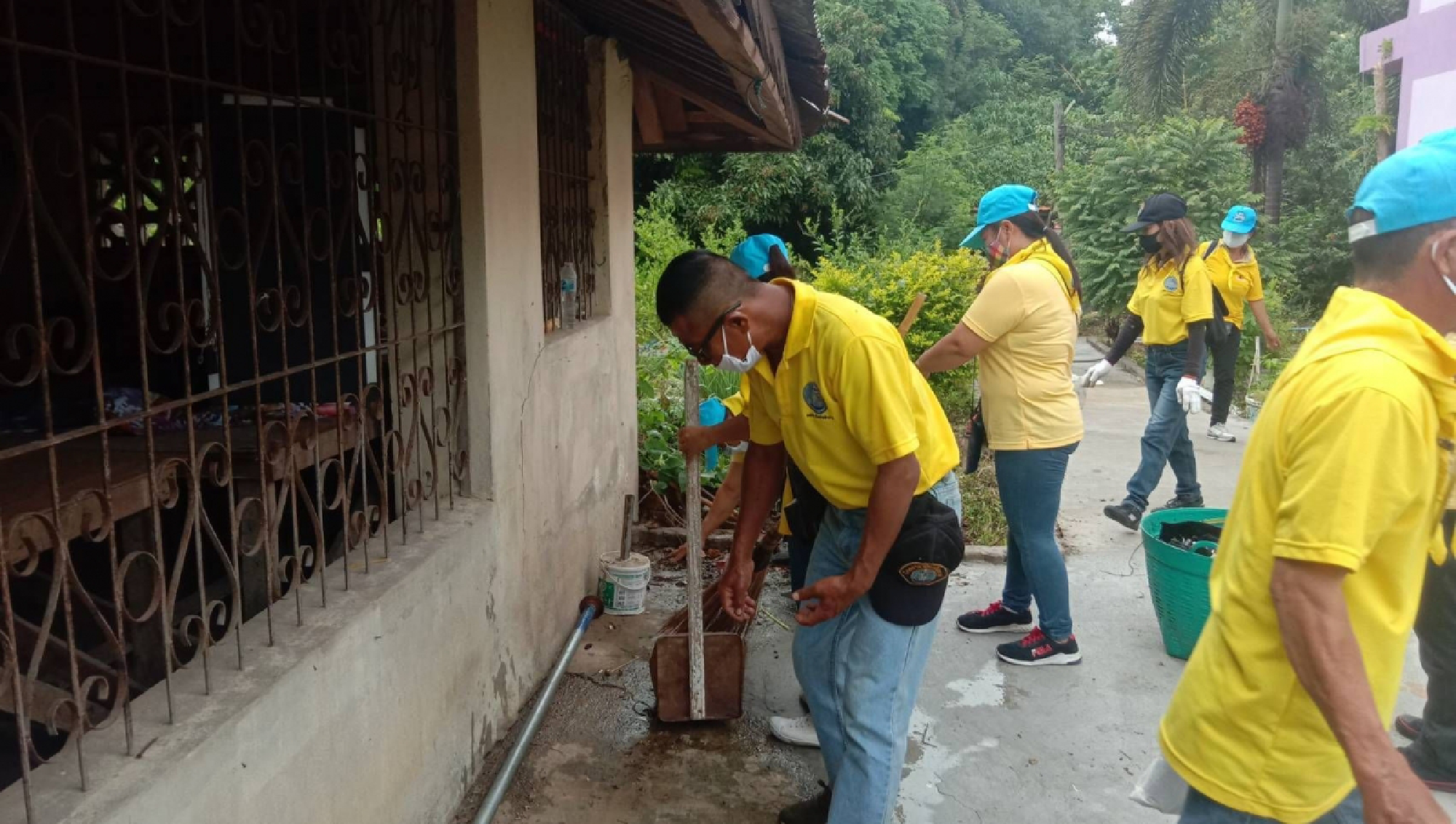 Volunteers help clean up Lampang temple