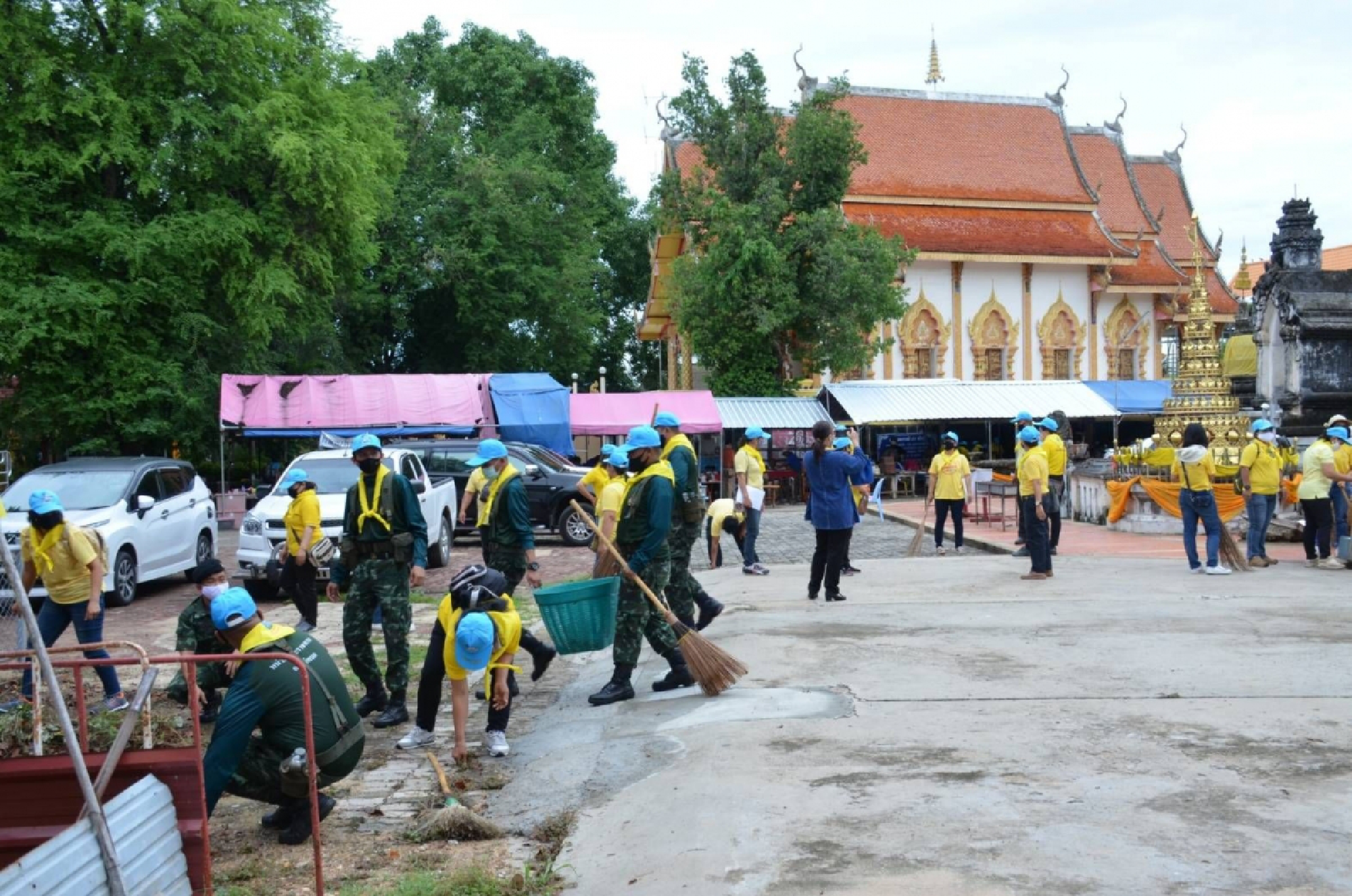 Volunteers help clean up Lampang temple