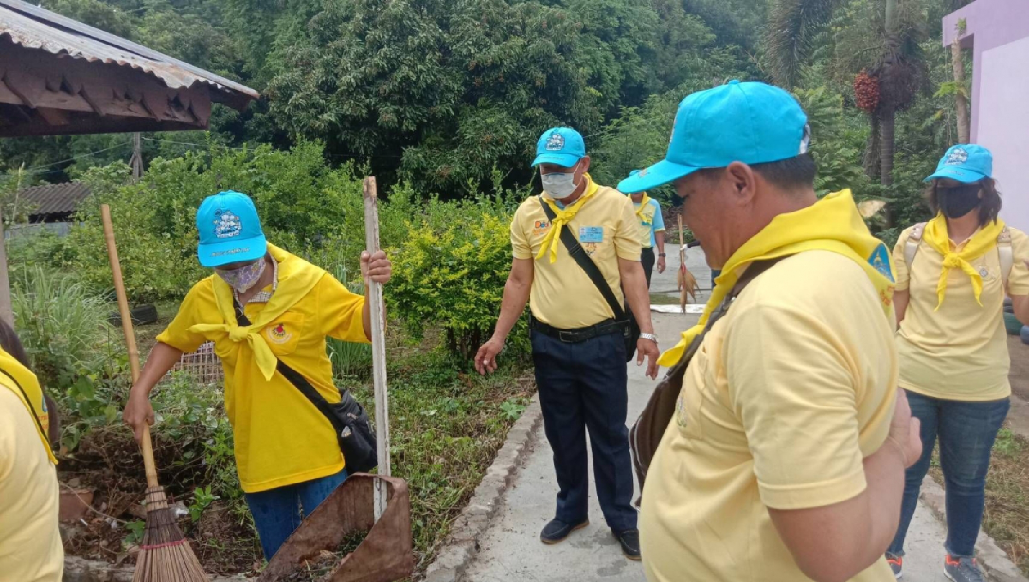 Volunteers help clean up Lampang temple
