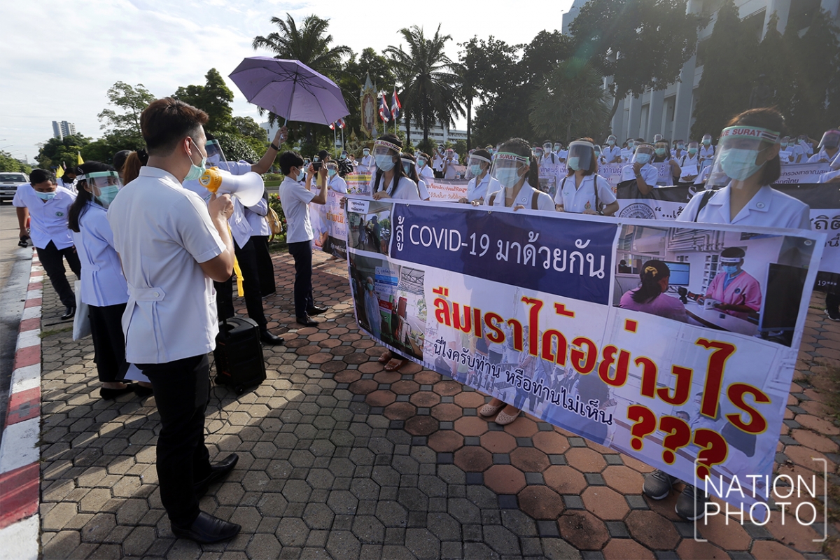 Signs at the protest read “Did you forget us?” and “We have fought Covid-19 together”. 