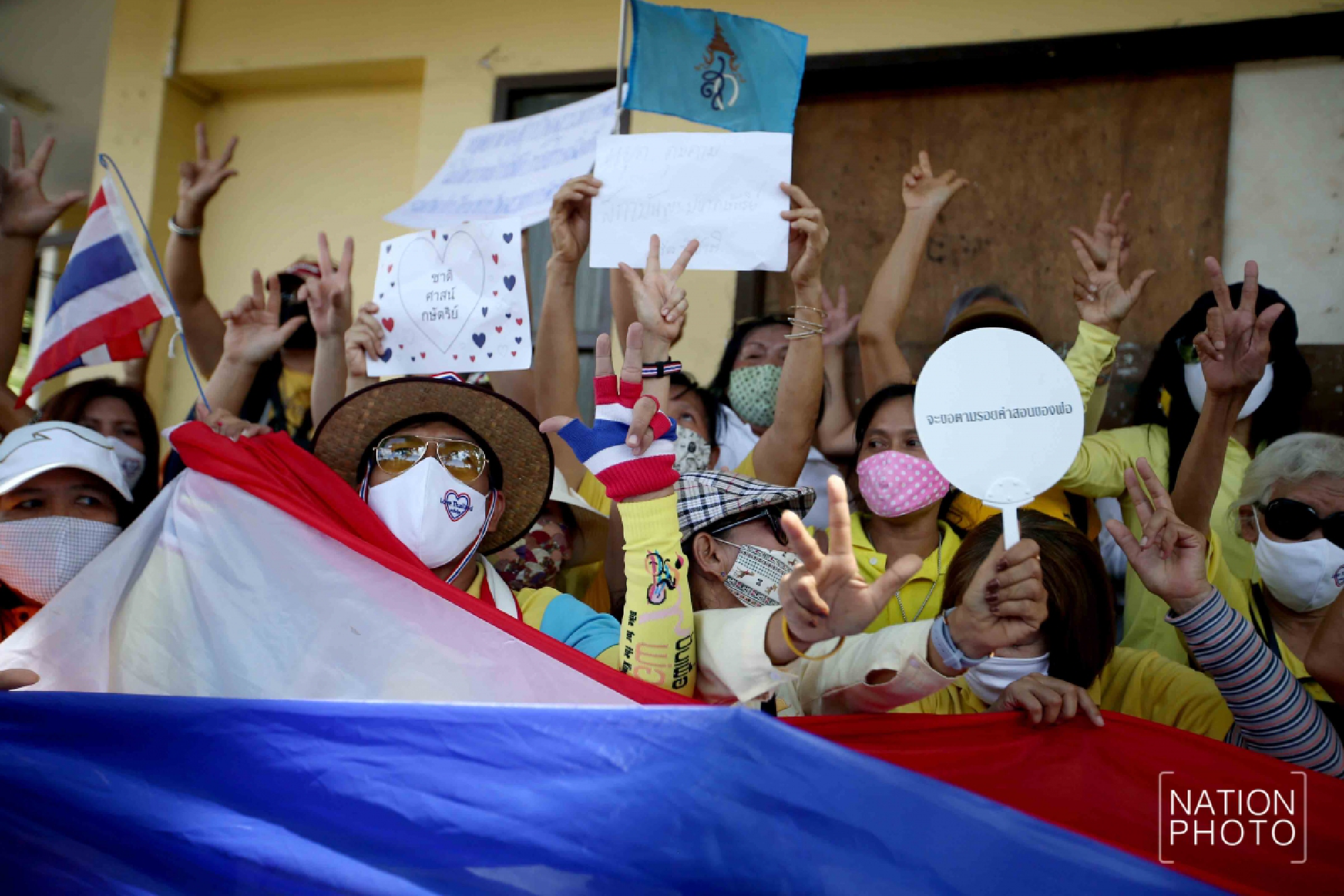 Royalists protest against student protests