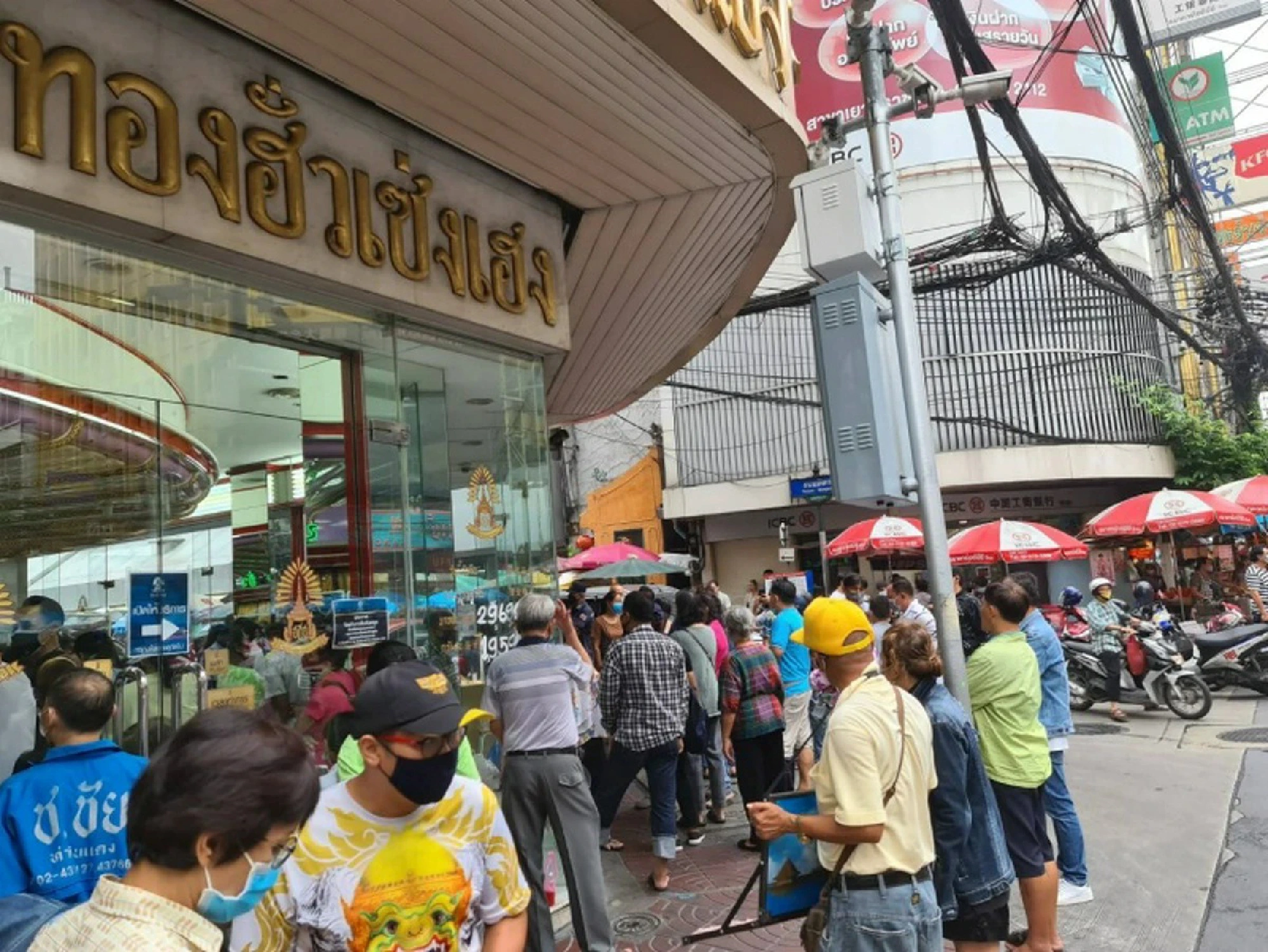 Hordes cash in as gold price rockets past Bt30,000