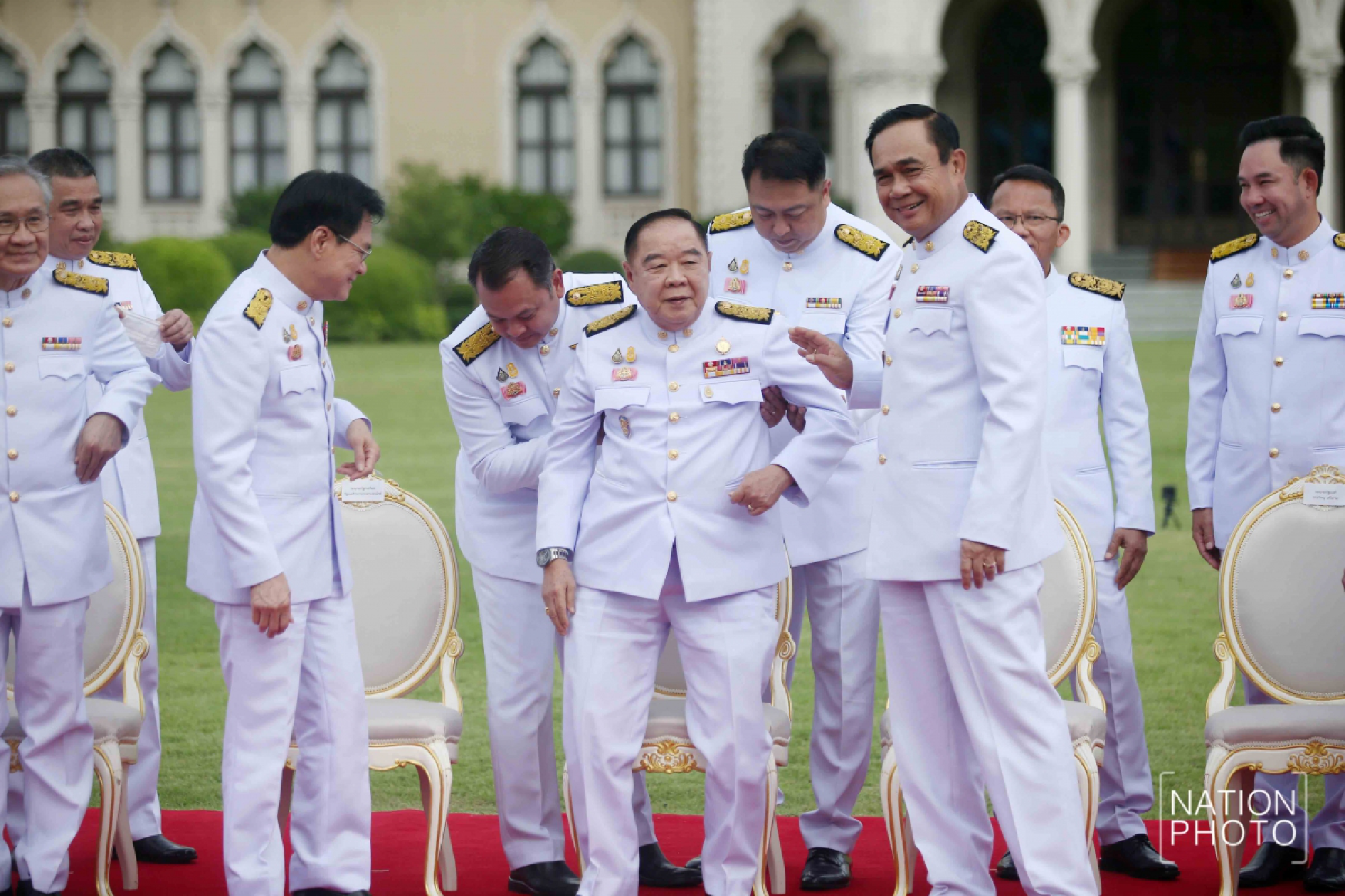 'Prayut 2/2' Cab gather for group photo, meeting