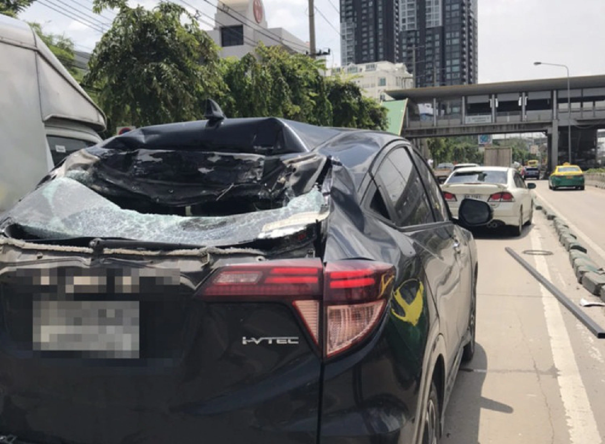 Motorists escape narrowly as pipes skewer their cars