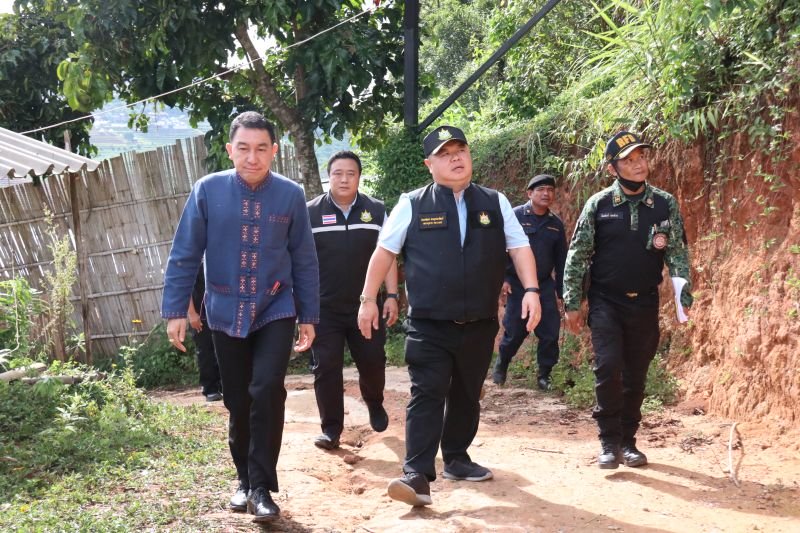 Thanetphon Thanaboonyawat (Centre)