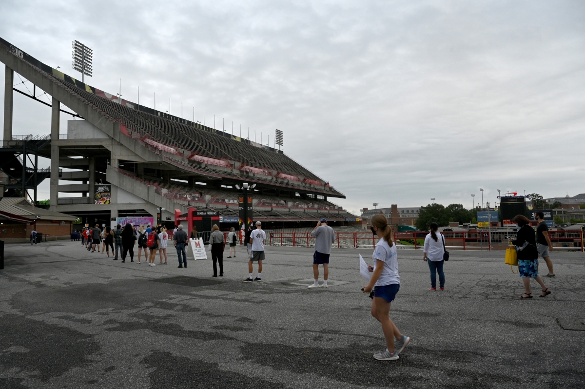 University of Maryland students, faculty and staff line up Tuesday for coronavirus testing at Capital One Field at Maryland Stadium. MUST CREDIT: Washington Post photo by Katherine Frey
