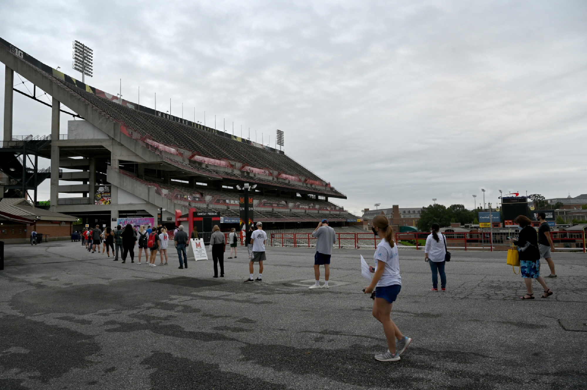 University of Maryland students, faculty and staff line up Tuesday for coronavirus testing at Capital One Field at Maryland Stadium. MUST CREDIT: Washington Post photo by Katherine Frey