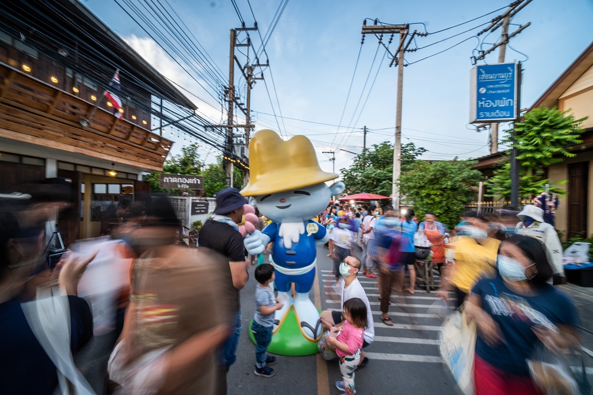 Kad Kong Kao, a crowded flea market open from 3.30pm to 8.30pm. 