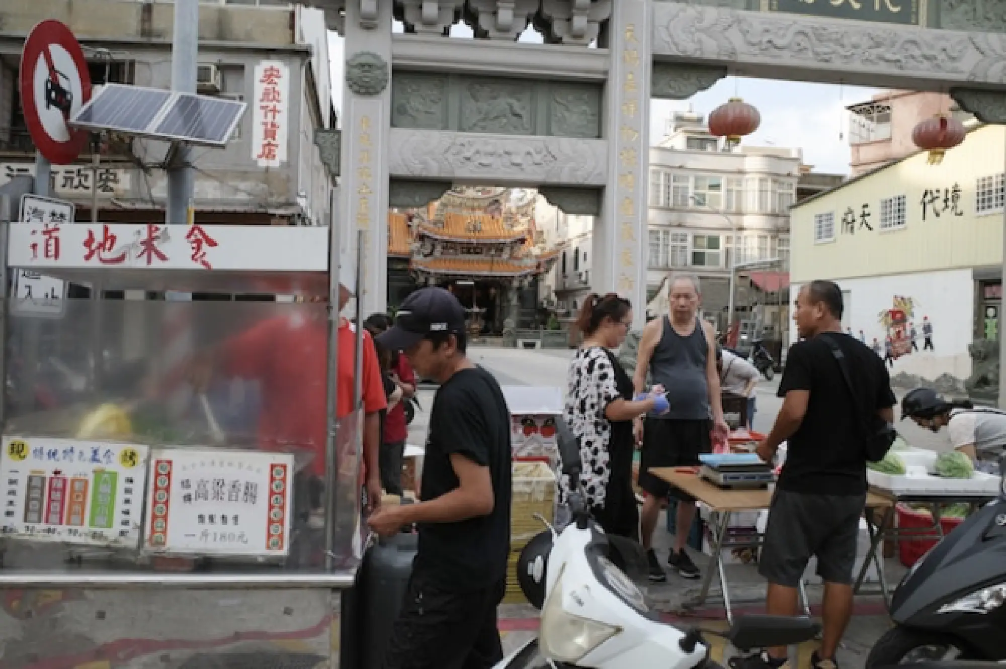 Kinmen\'s demographics and economy have suffered in recent decades since the withdrawal of Taiwanese troops. Tourism and trade with mainland China have somewhat helped its recovery. MUST CREDIT: Washington Post photo by Gerry Shih.