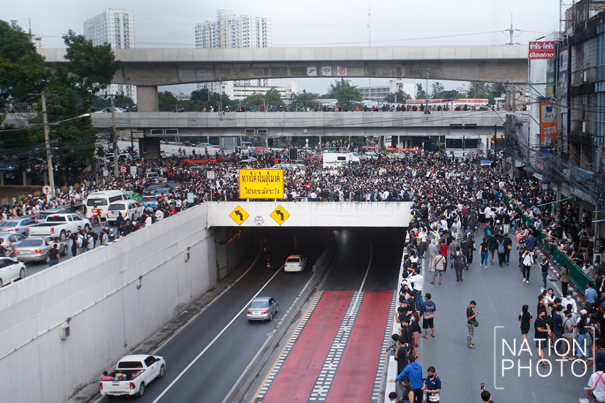Traffic is jammed as the number of protesters swells beyond 1,000 at Kaset Intersection in Bangkok on Monday. More protestors were seen joining the rally. Photo by Korbphuk Phromrekha