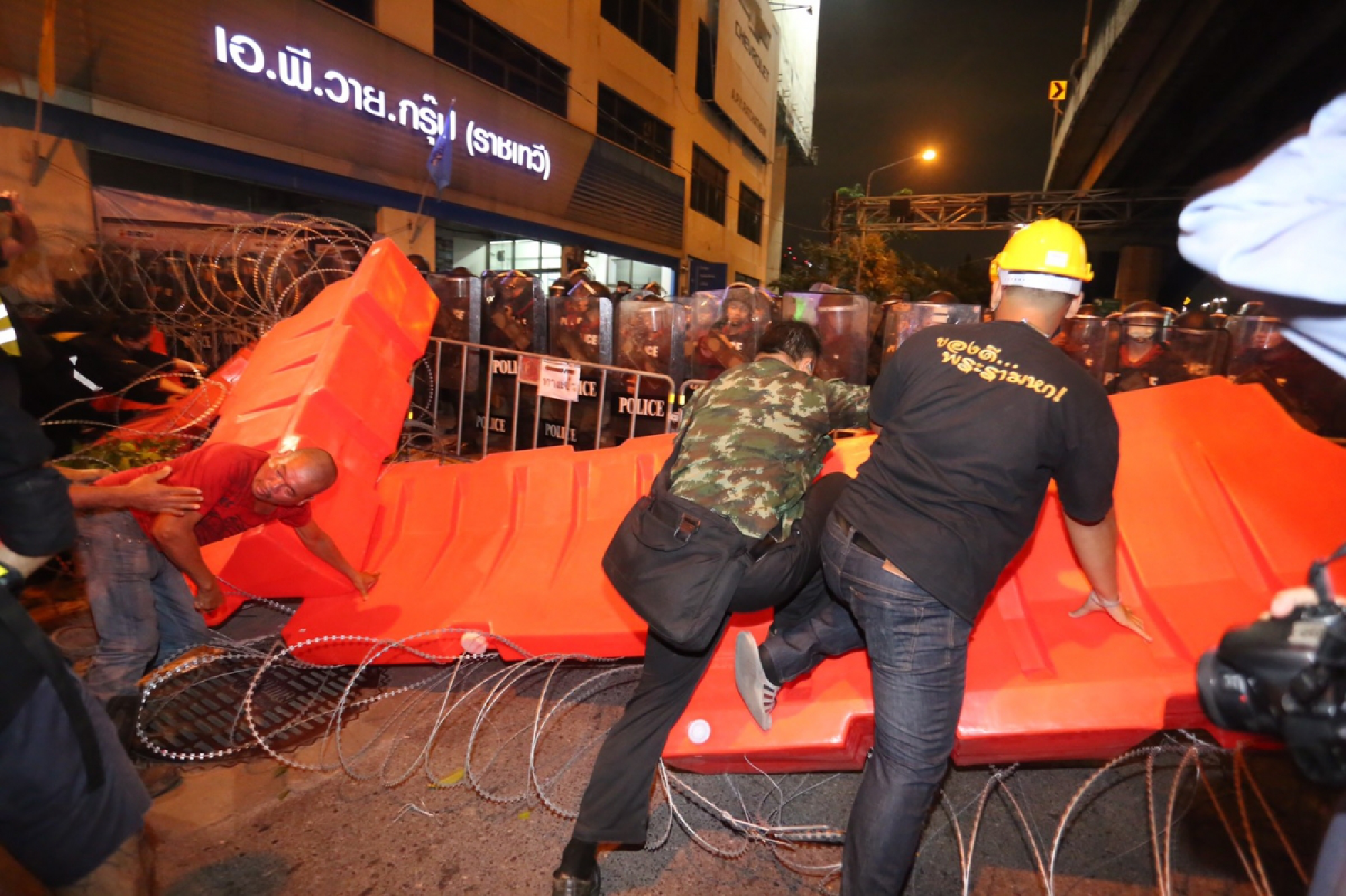 Protesters hand Prayut’s representative ‘resignation’ letter for PM to sign