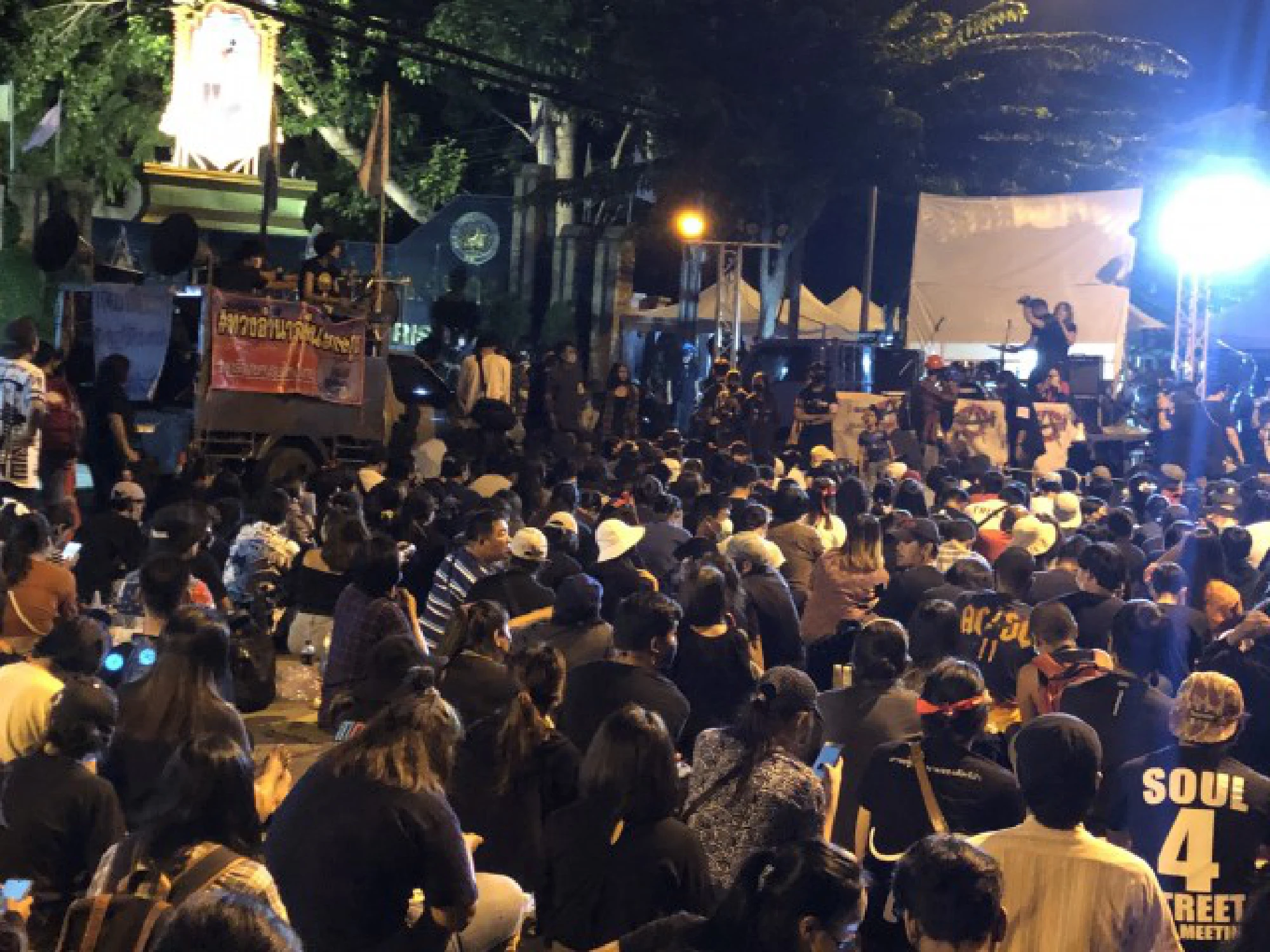 Protesters set Oct 24 deadline for Prayut's resignation, demand release of their leaders