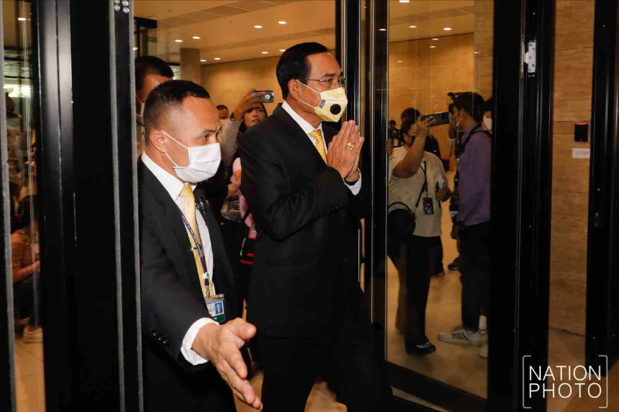 Prayut reaches Parliament for extrordinary session on political crisis