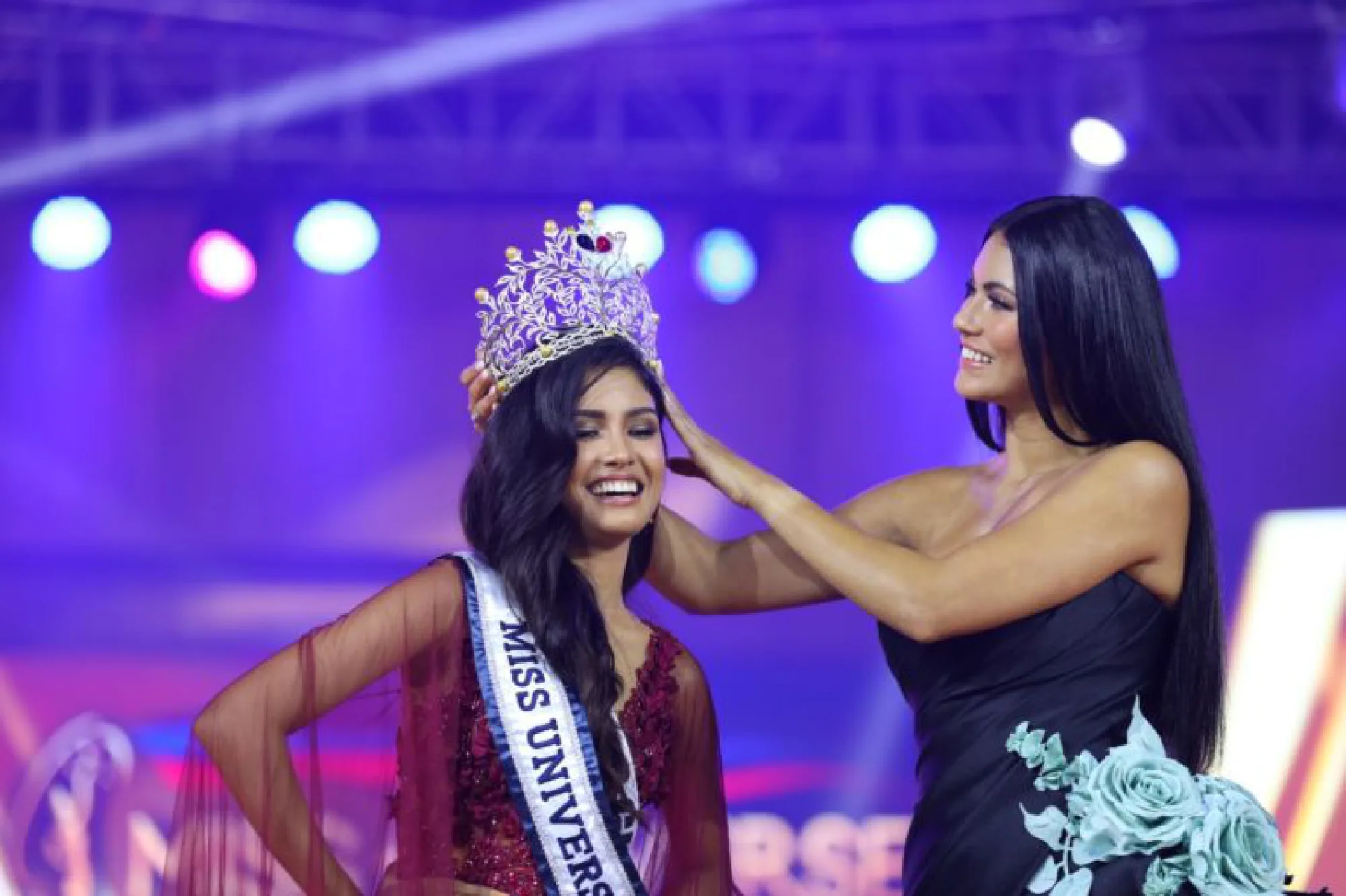 Bb. Pilipinas-Universe 2019 Gazini Ganados crowns her successor, Rabiya Mateo of Iloilo City, as Miss Universe Philippines 2020. Image: Courtesy of the Miss Universe Philippines organization