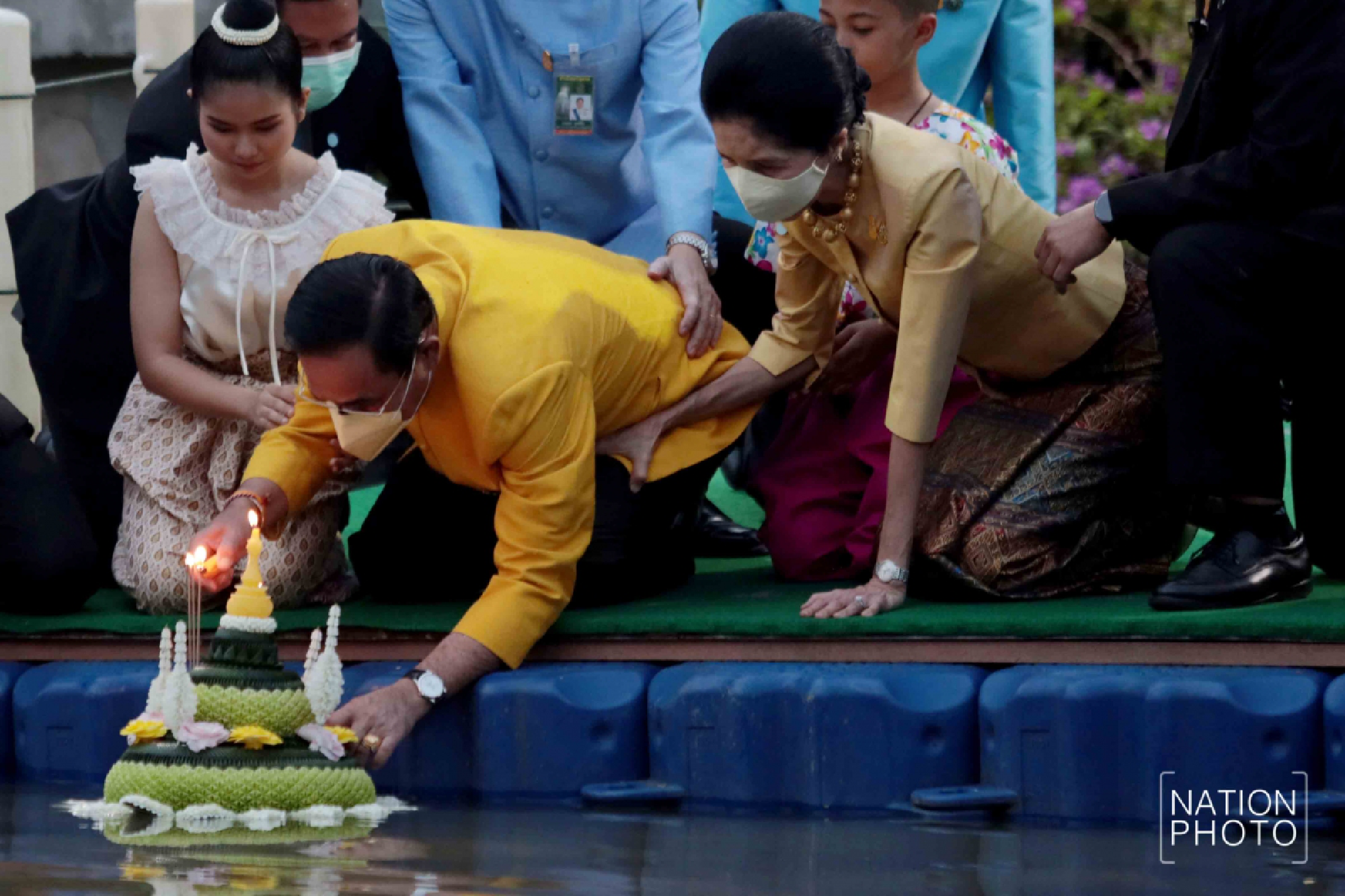 PM and his wife promote 'new way' of celebrating Loy Krathong