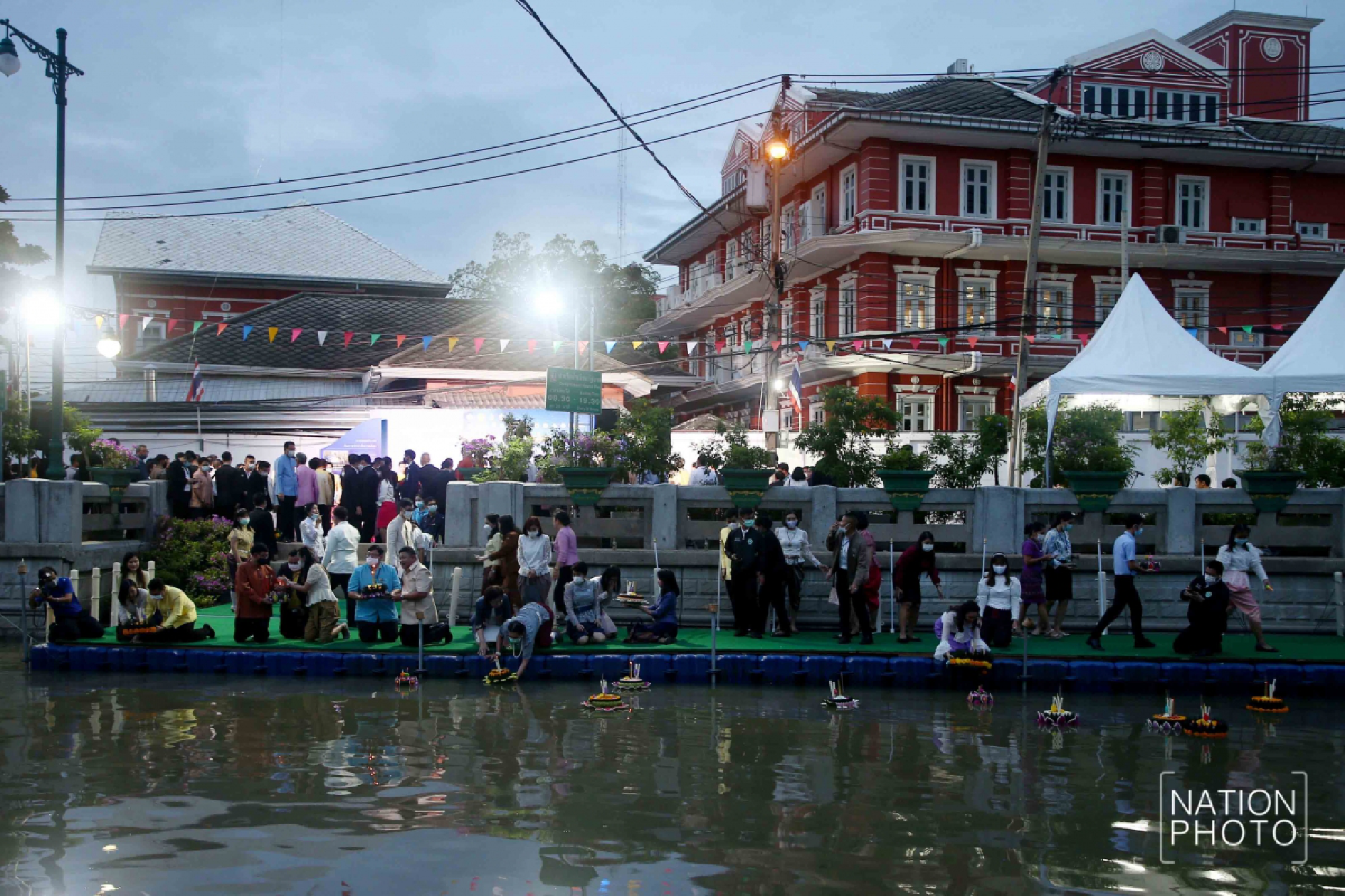 PM and his wife promote 'new way' of celebrating Loy Krathong