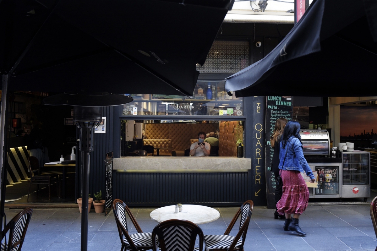 A diner wears a protective mask while sitting inside a restaurant in Melbourne, Australia, on Oct 28, 2020. MUST CREDIT: Bloomberg photo by Carla Gottgens.