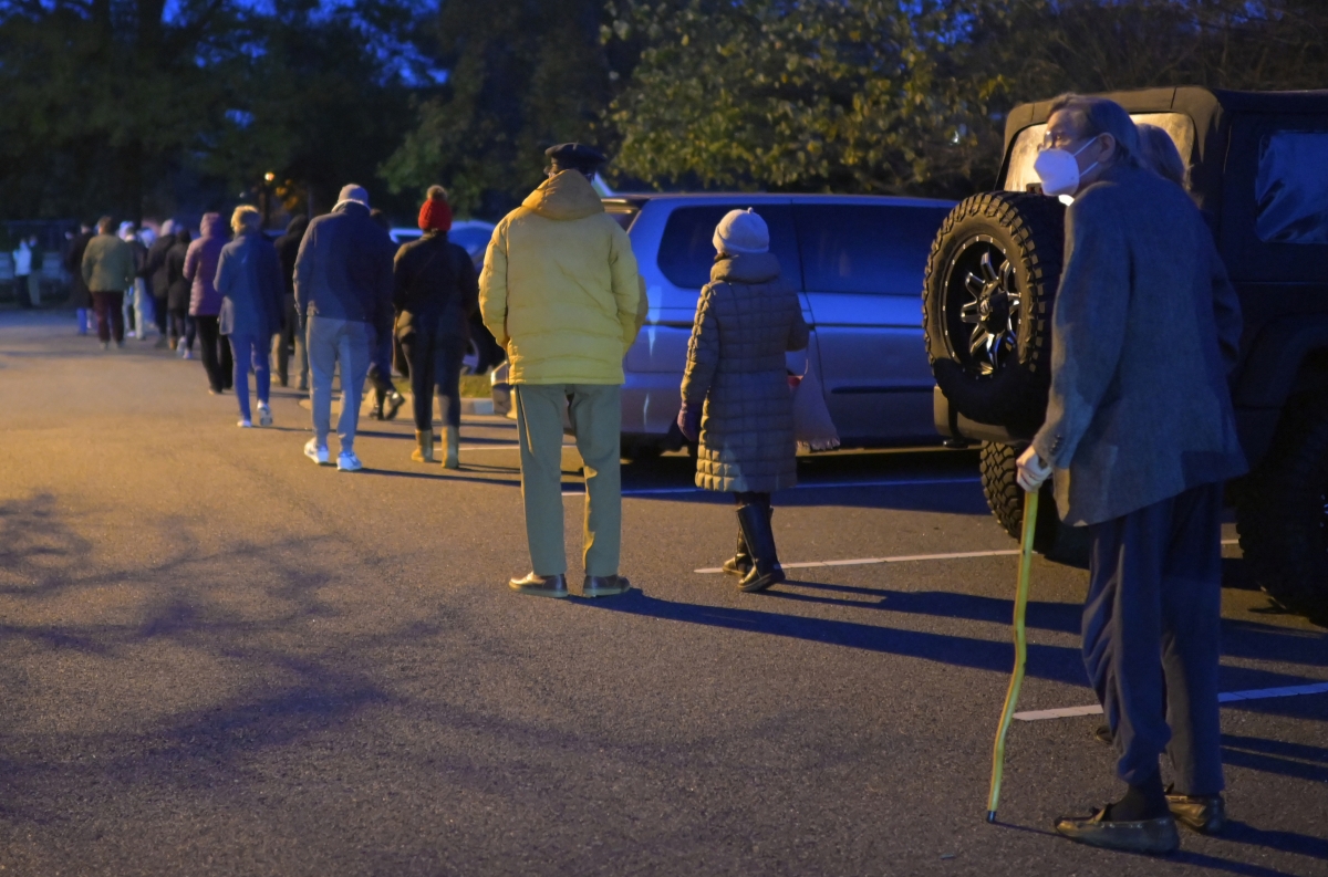A long line of voters stretches through the parking lot just as the polls open Tuesday at the Hollin Hall Center in Alexandria, Va. MUST CREDIT: Washington Post photo by John McDonnell