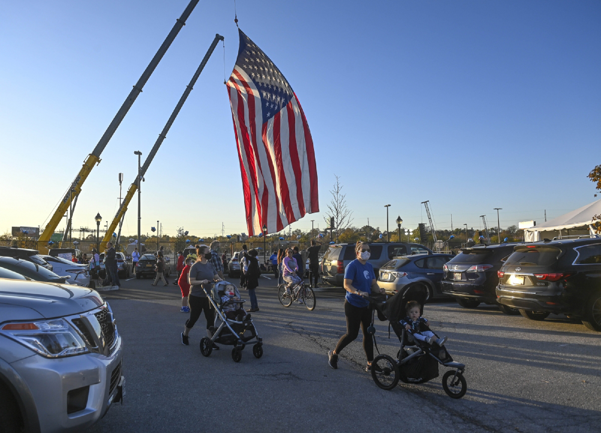 People arrive at the Chase Center in Wilmington, Del., on Friday. MUST CREDIT: Washington Post photo by Jonathan Newton