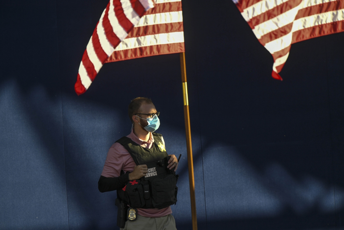A Secret Service agent guards the stage at the Chase Center on Friday. MUST CREDIT: Washington Post photo by Jonathan Newton