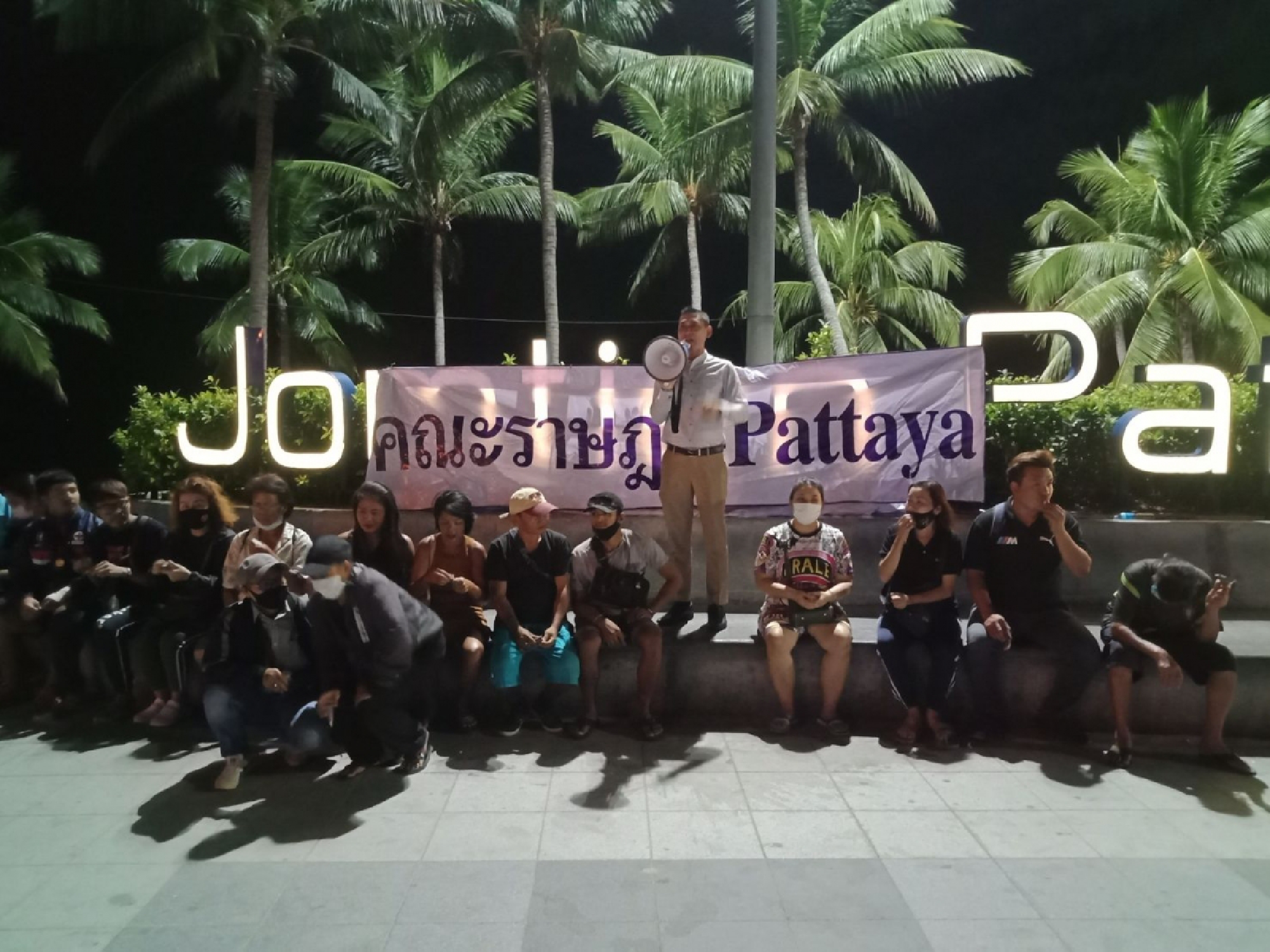 Foreigner injured in clash with protester during pro-democracy rally at Jomtien Beach