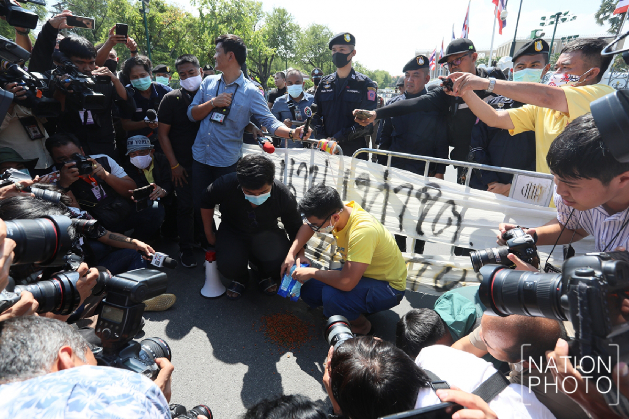 Two protesters brave police to leave food and a question for Prayut 
