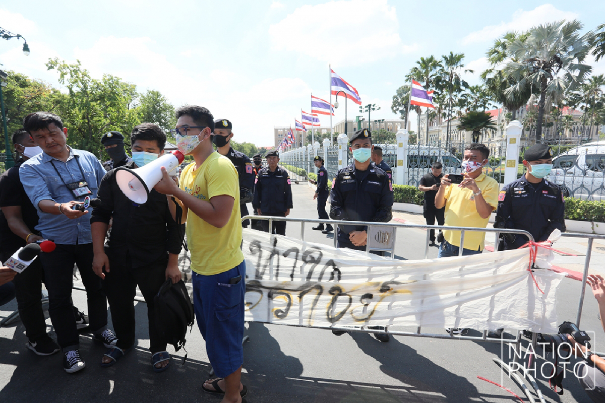 Two protesters brave police to leave food and a question for Prayut 