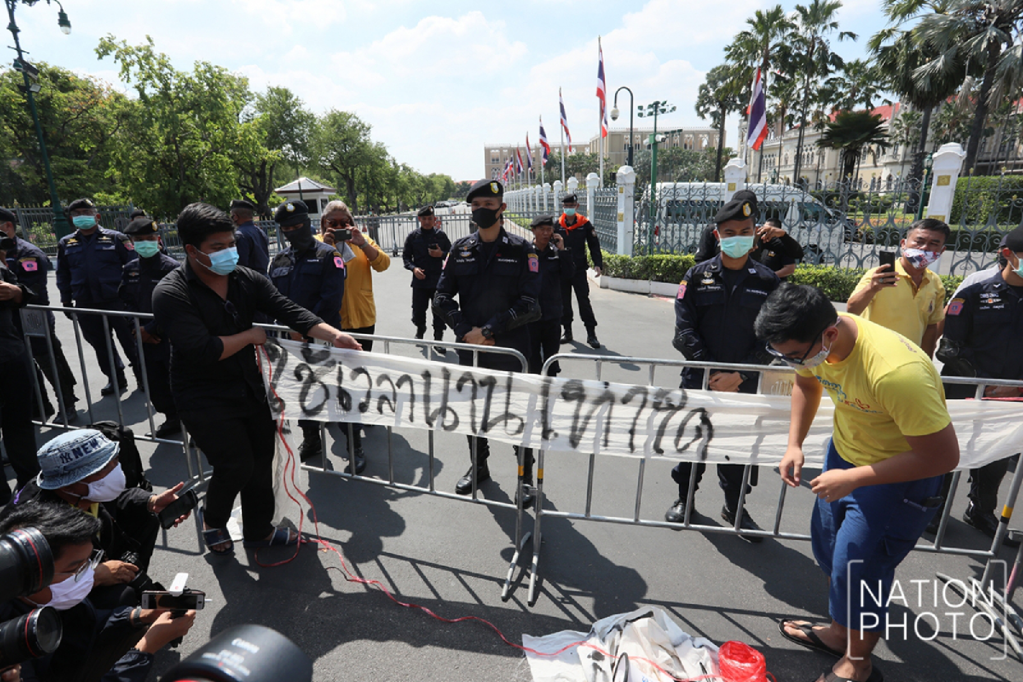 Two protesters brave police to leave food and a question for Prayut 