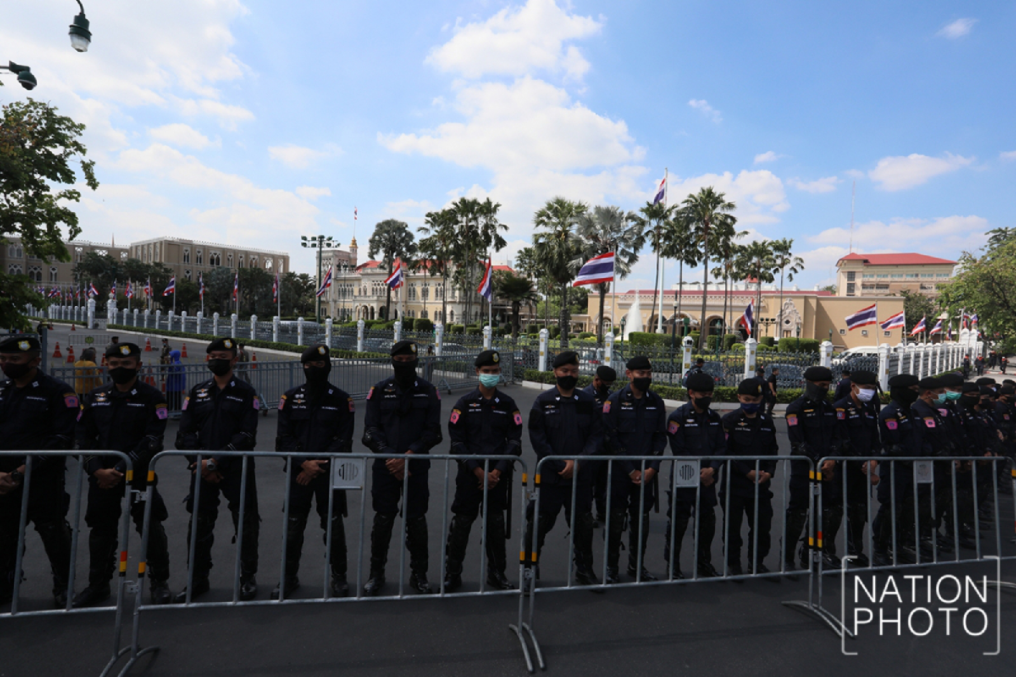 Two protesters brave police to leave food and a question for Prayut 